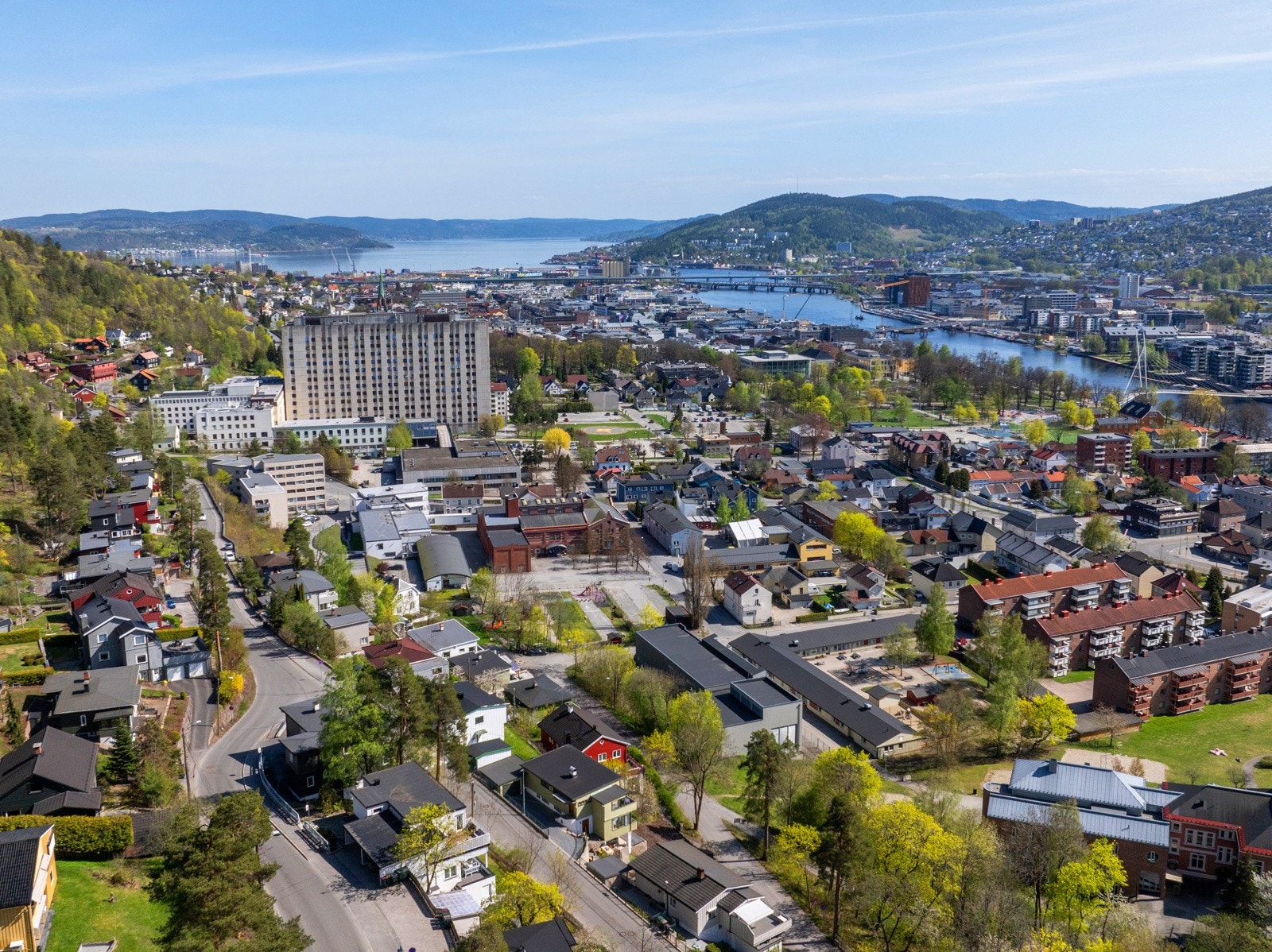 Boligen ligger i et rolig, veletablert og barnevennlig område med nærhet til sentrum. Galleribilde