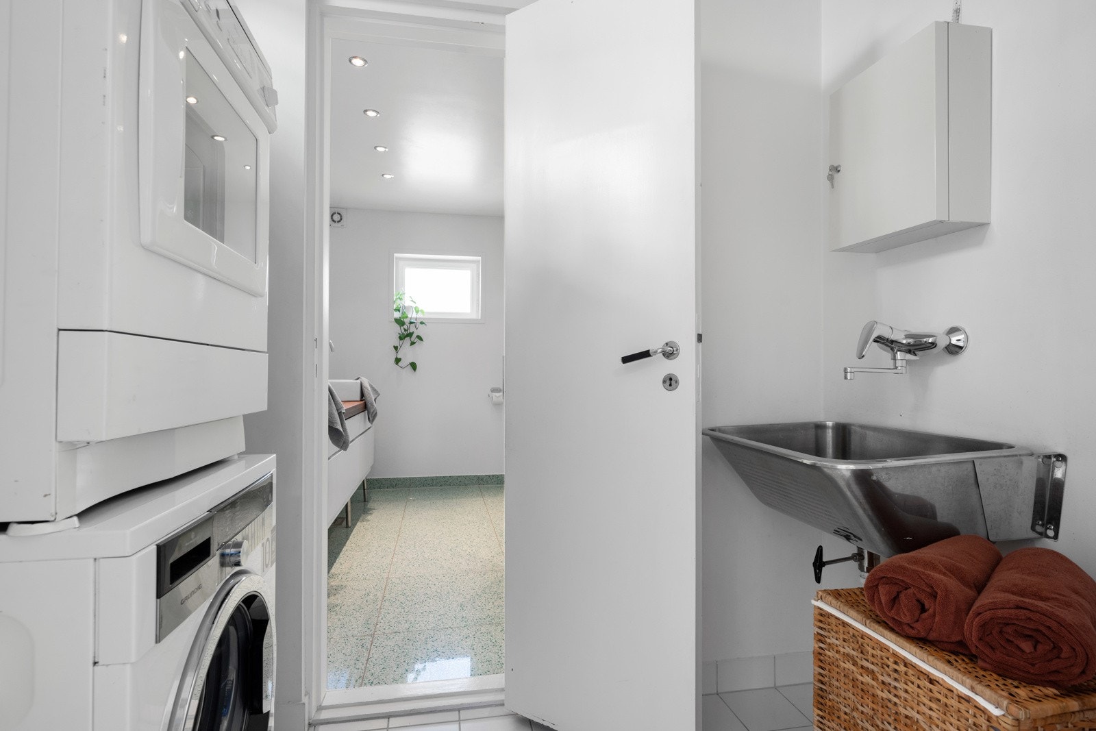 Innenfor badet finner vi vaskerommet, som også har adkomst fra trapperommet. Galleribilde