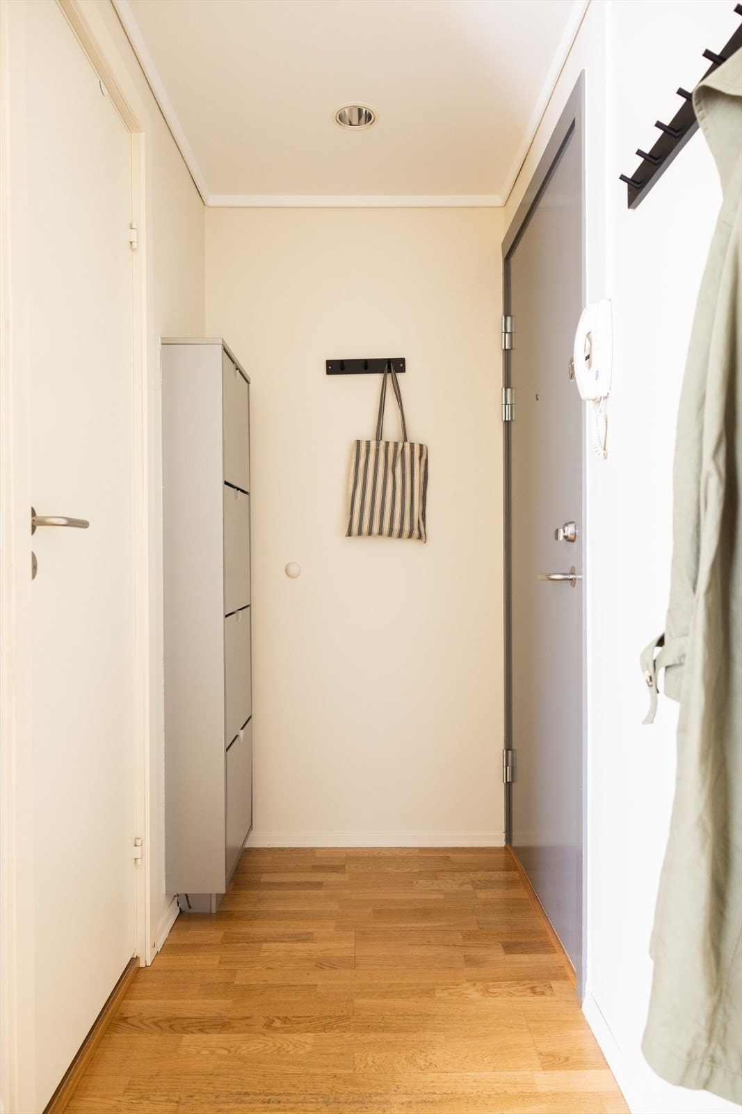 Du blir møtt av en innbydende entré som gir et godt førsteinntrykk av boligen. Entréen har godt med plass for både jakker og sko Galleribilde
