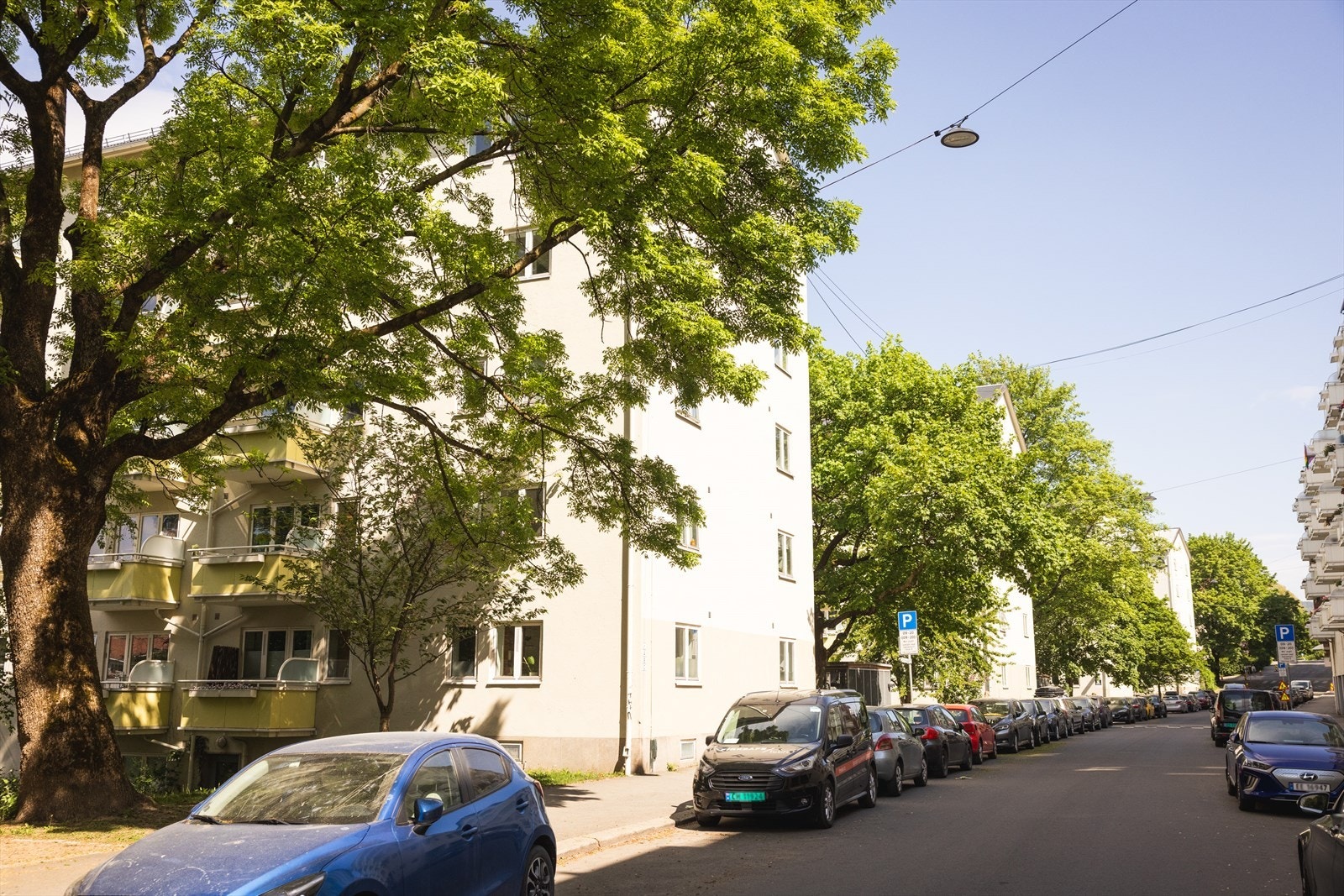 Leiligheten ligger i trafikkstille gate, med umiddelbar nærhet til parken Galleribilde