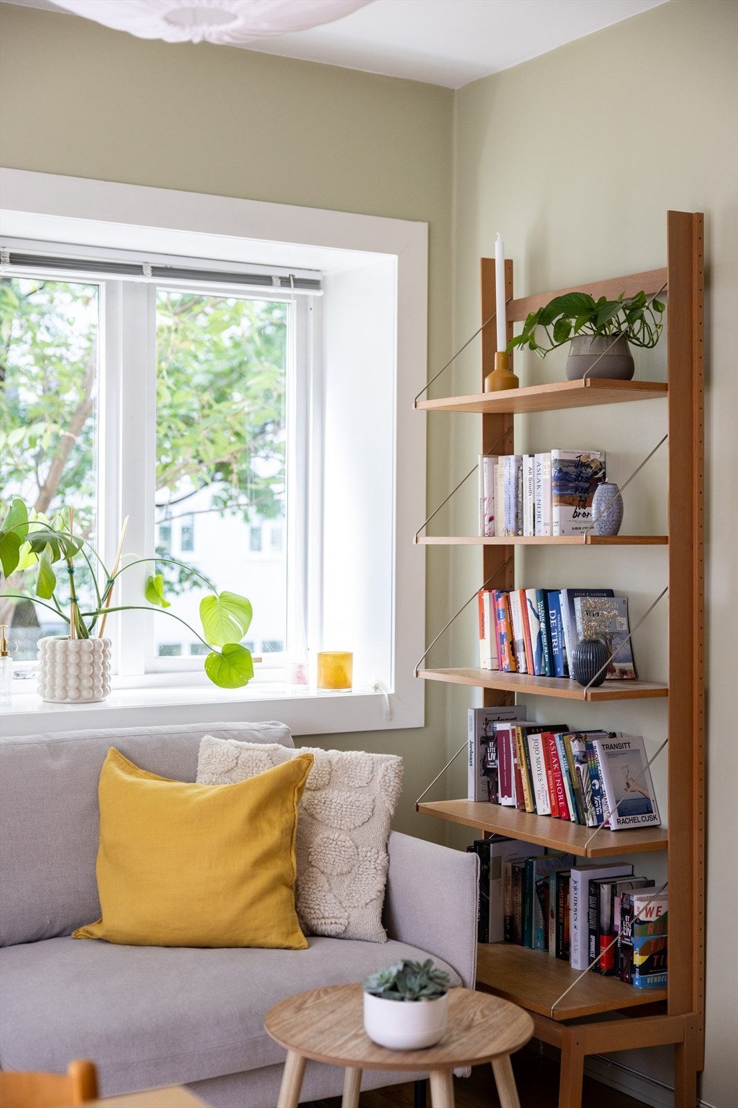 Stuen har god arealutnyttelse med plass for sofagruppe, spisebord og annet møblement Galleribilde