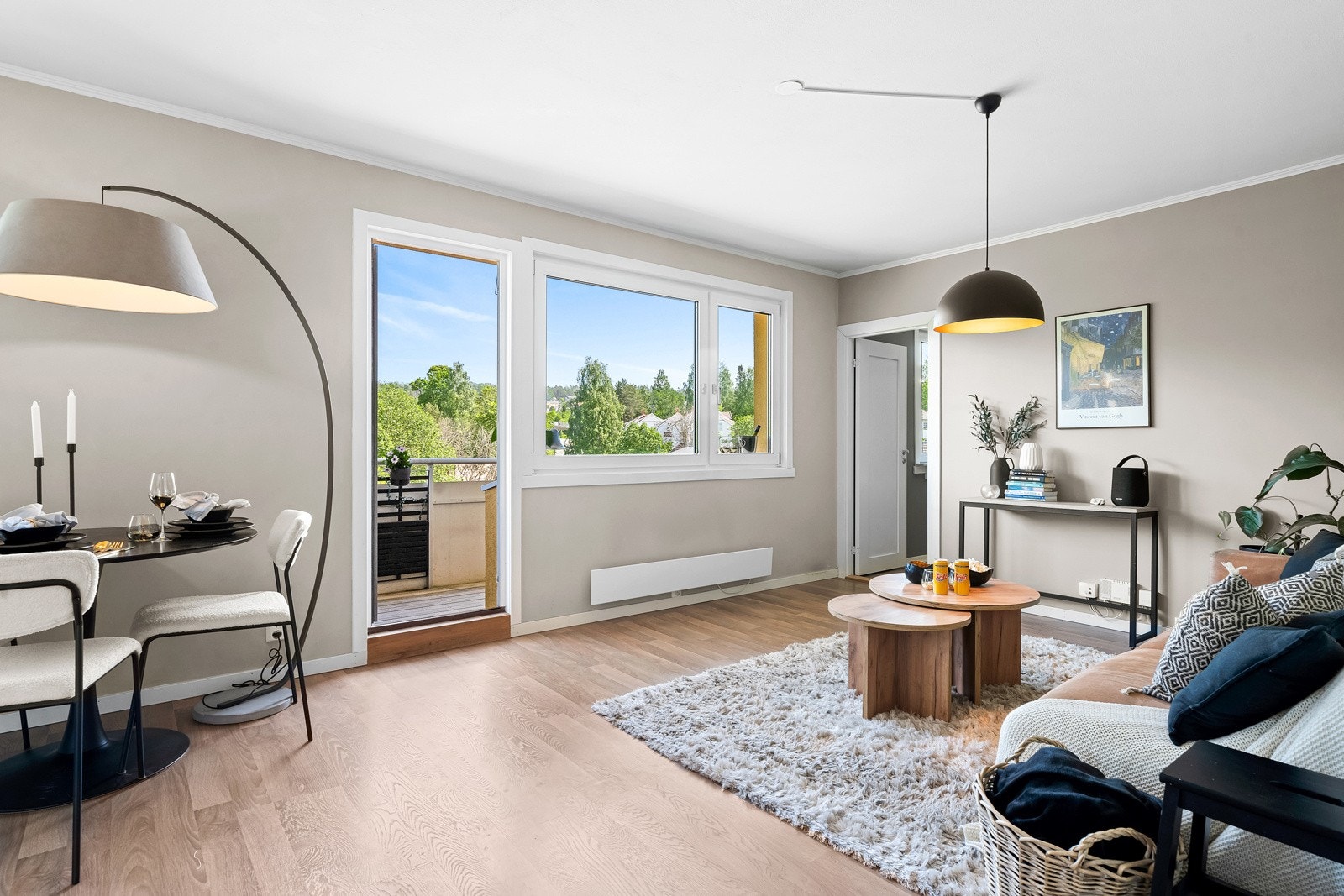 Overflatene er moderne med tidsriktige farger. Fra stuen er det utgang til balkongen Galleribilde