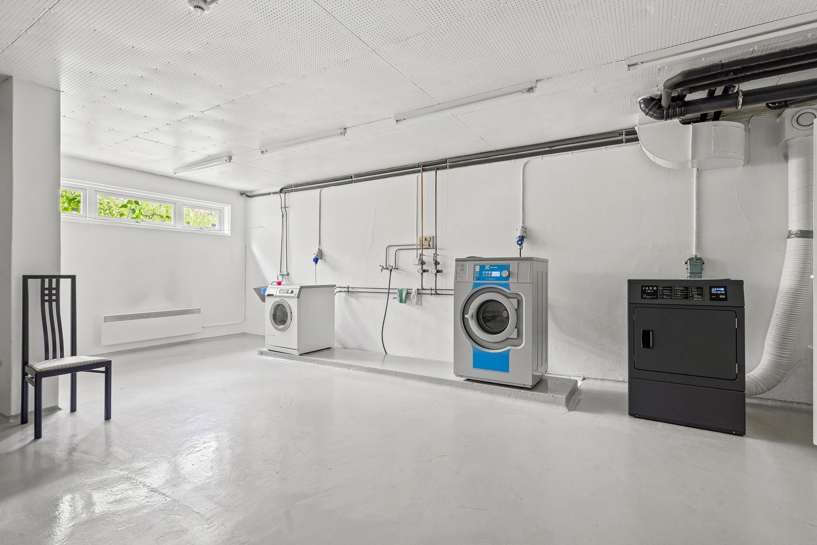 Opplegg for vaskemaskin på badet, og det er fellesvaskeri i kjelleretasjen for beboere i borettslaget Galleribilde