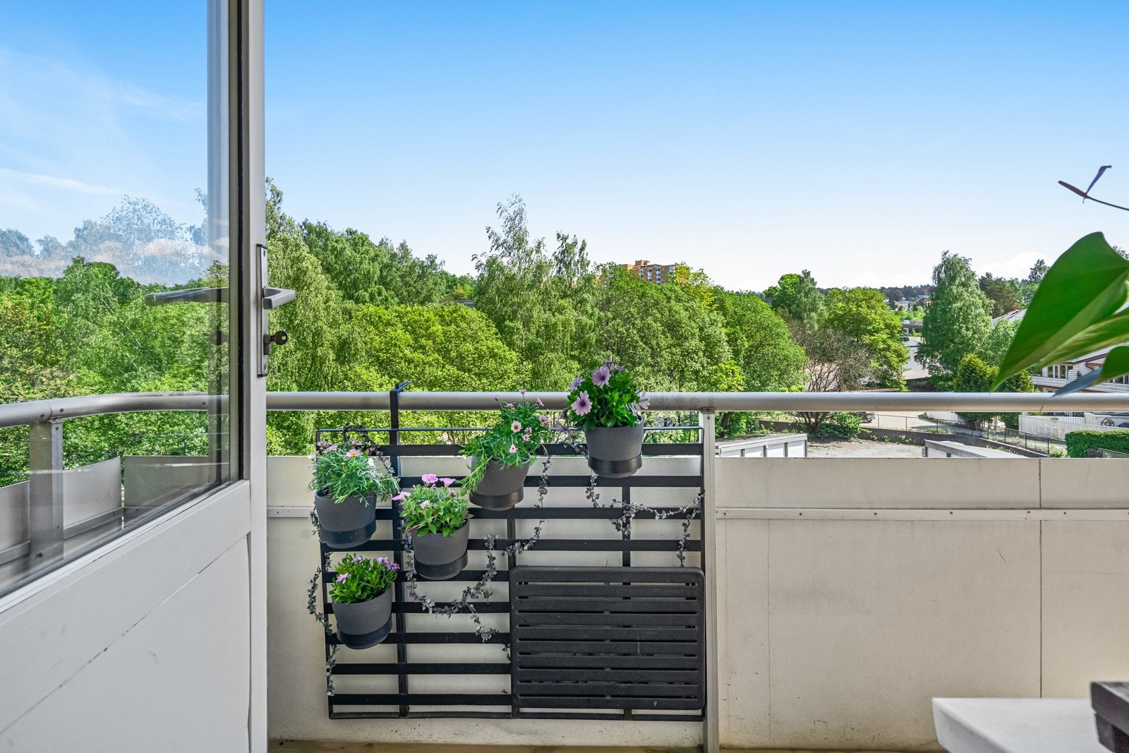 Utgang fra stue til balkong med gulvareal på ca. 4,8 m² Galleribilde
