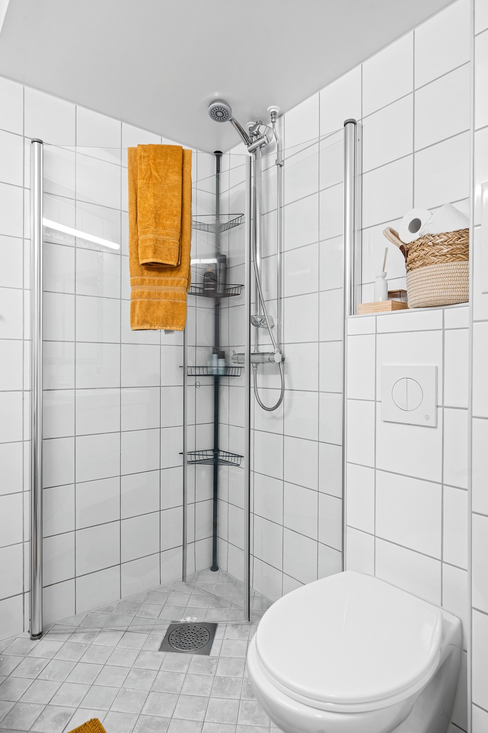 Det er flislagt gulv med termostatstyrte varmekabler på badet og det er mekanisk avtrekksventil på vegg via felles anlegg. Galleribilde