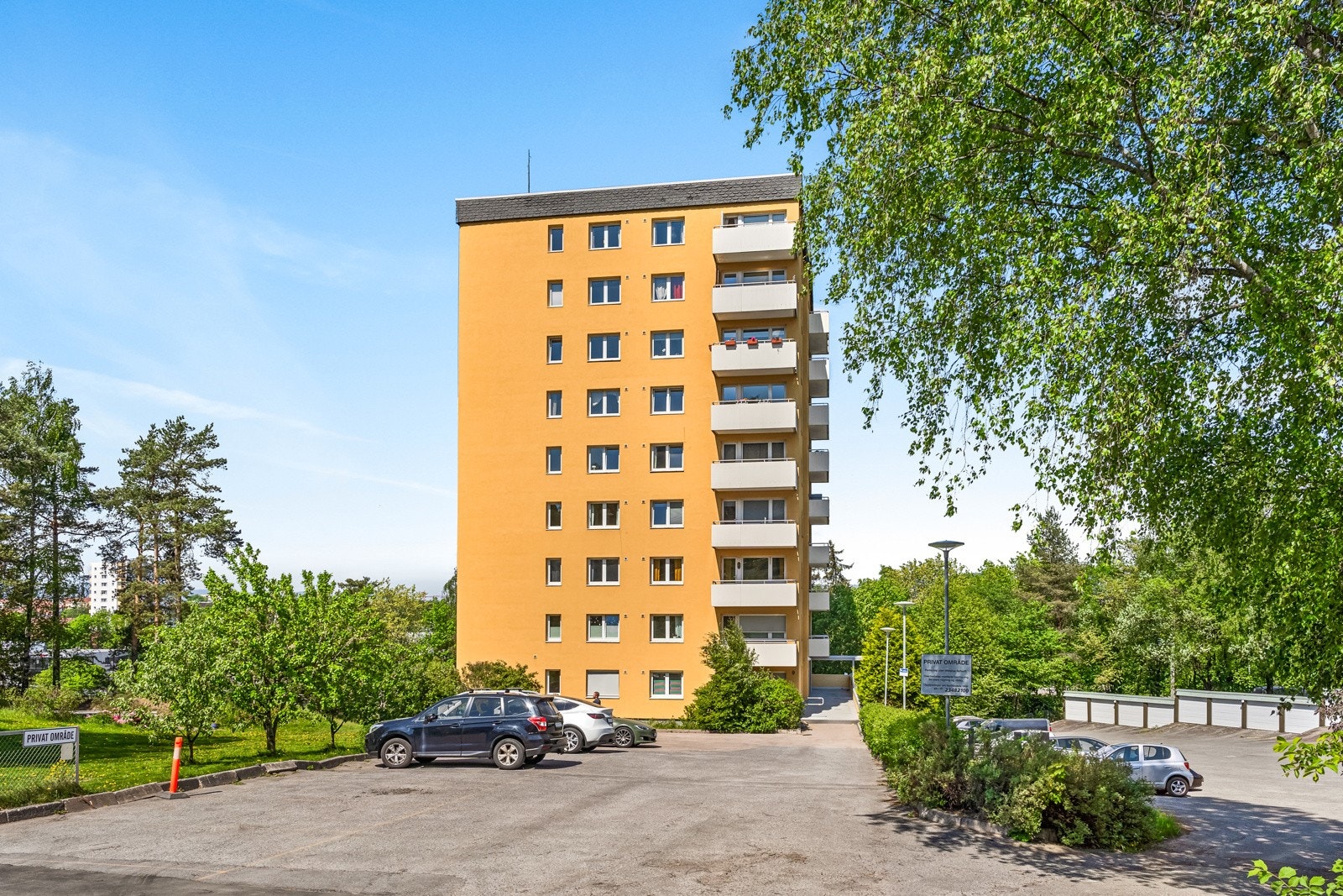 Borettslaget disponerer parkeringsplasser som leies ut etter ventelister. I tillegg har borettslaget et garasjelag der det tidvis er mulighet for å kjøpe garasjeplass Galleribilde