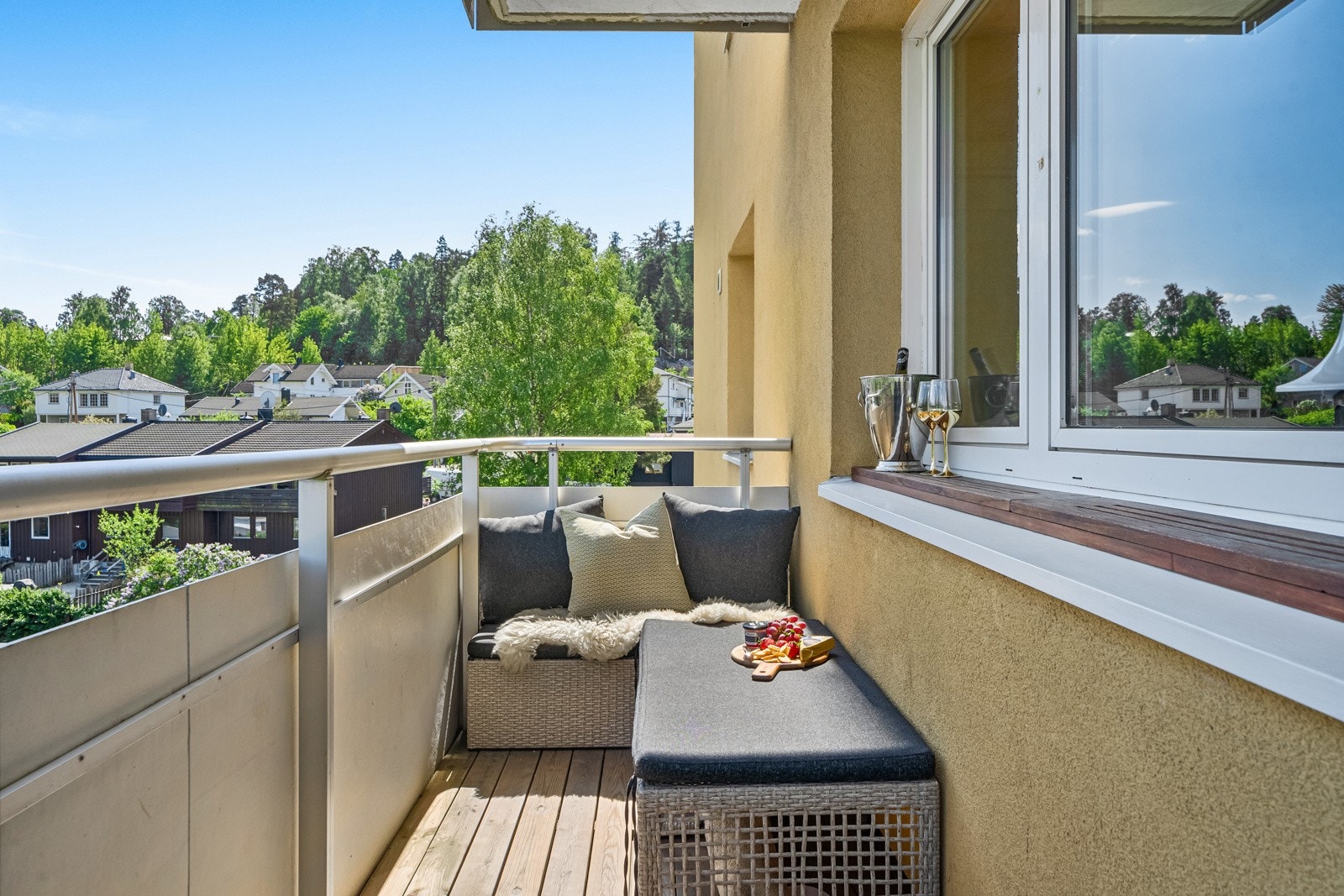 Balkongen gir plass til diverse møblement og har terrassebord på dekke Galleribilde