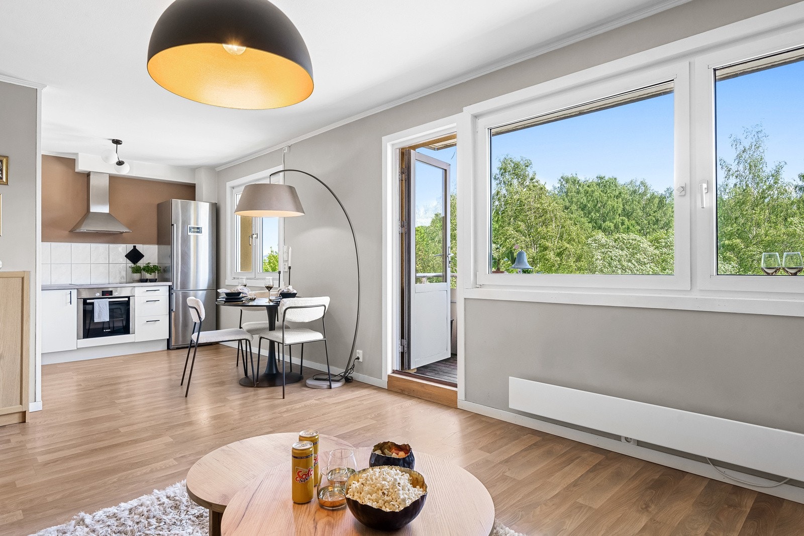 Store vindusflater gir godt med lysinnslipp i allromet. Galleribilde