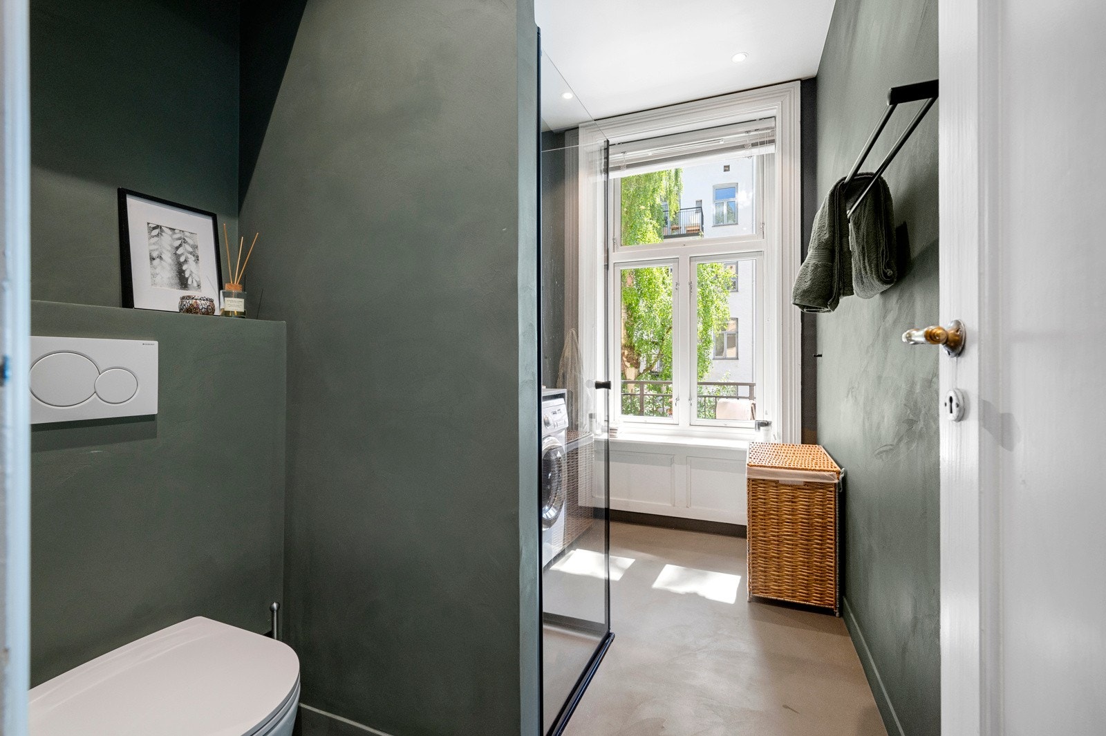 Varmekabler i gulv, downlights i himling og opplegg for vaskemaskin. Galleribilde