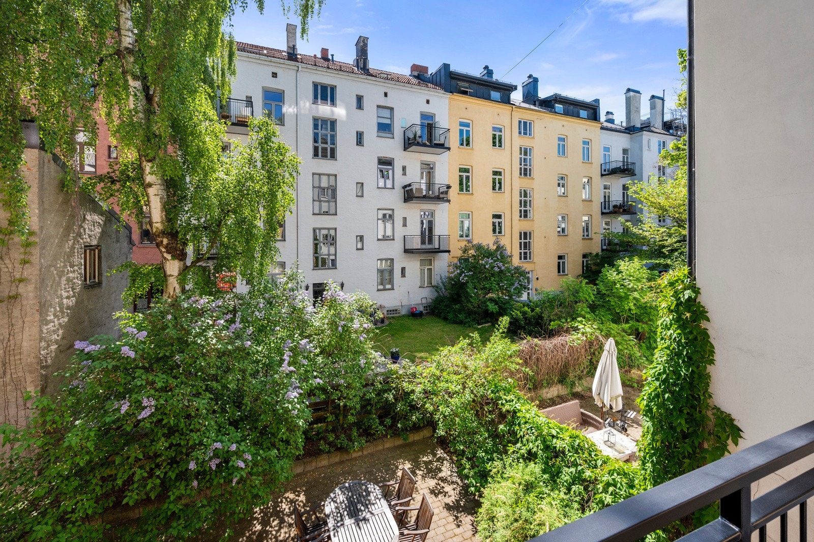 Balkongen vender mot hyggelig bakgård. Galleribilde