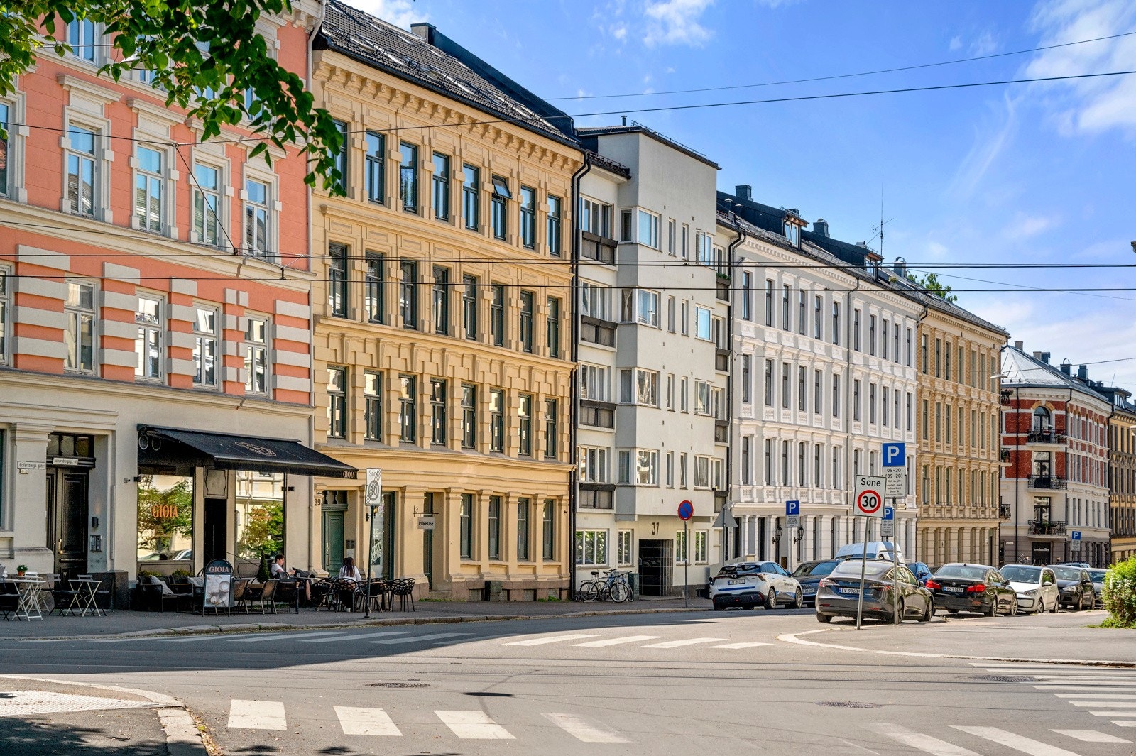Fra boligen har du kort gangavstand til flere holdeplasser for kollektivtransport. Galleribilde