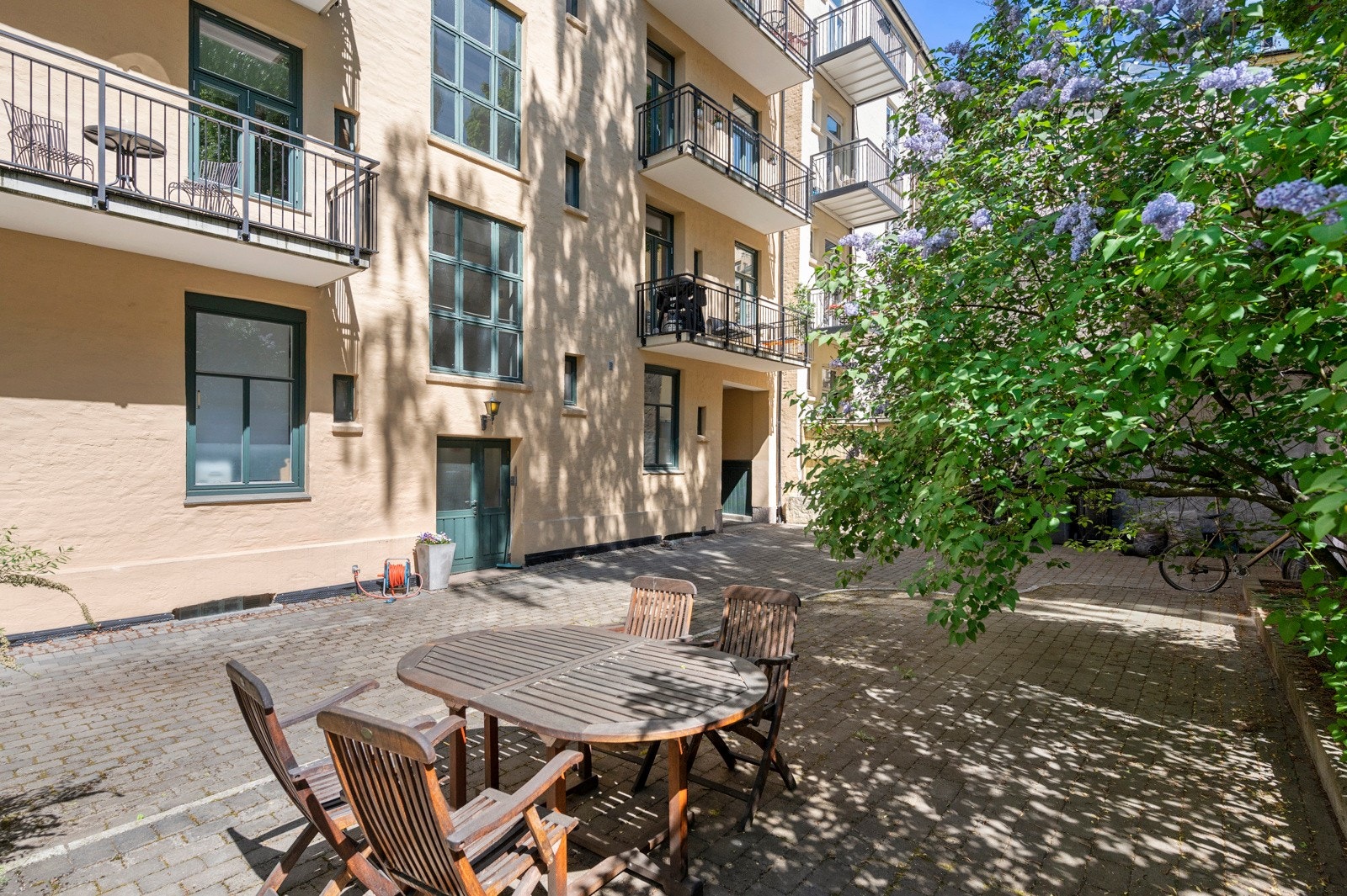 Hyggelig bakgård med sittegruppe og sykkelparkering. Galleribilde