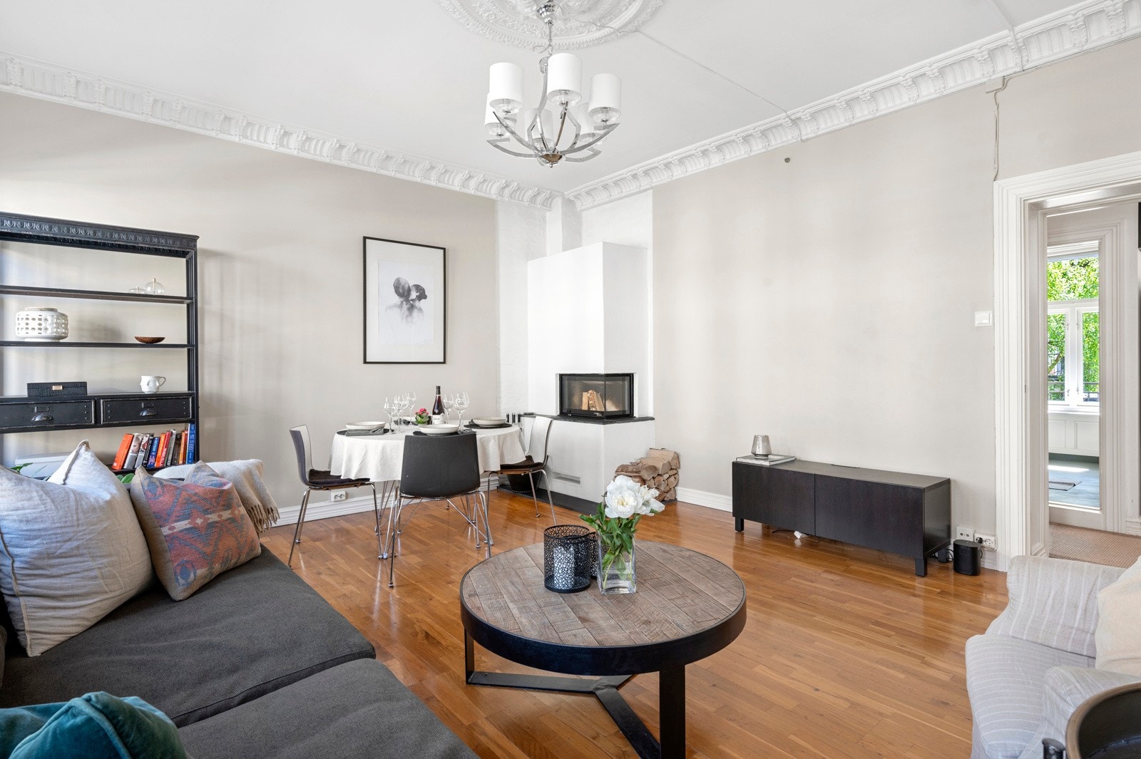 Stuen gir god plass til både sofagruppe og spisebord. Galleribilde