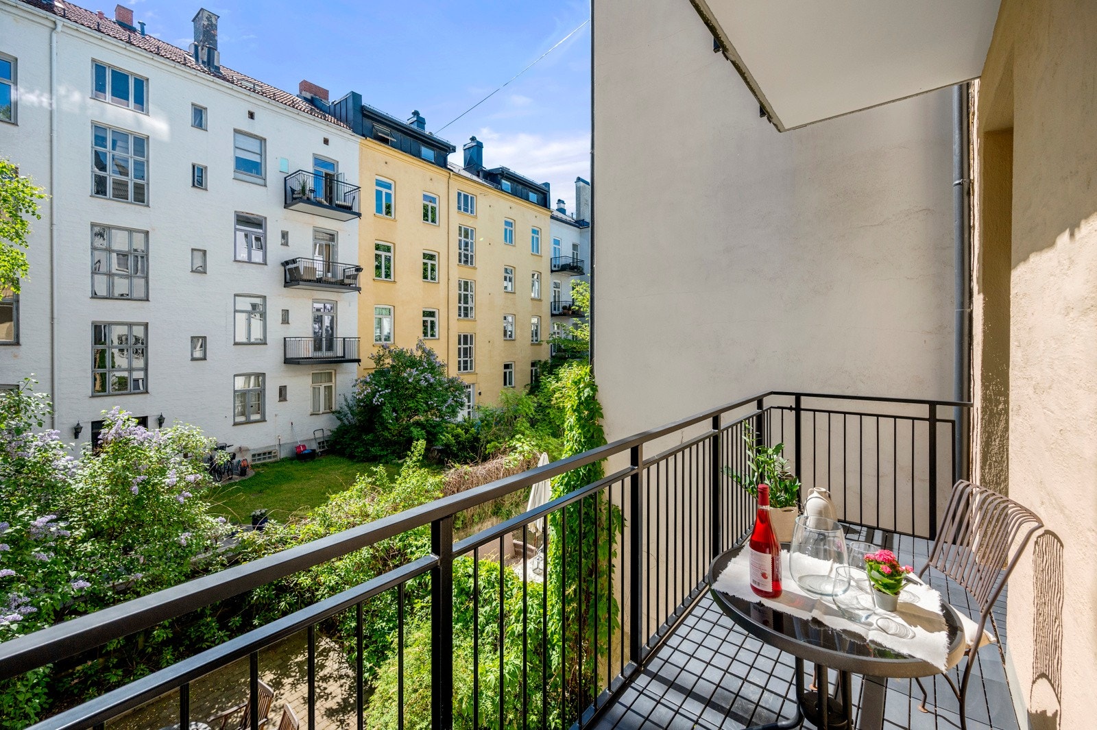 Velkommen til Eckersbergs gate 39, en klassisk, stor og lys 2(3)-roms selveier beliggende på beste Frogner. Galleribilde