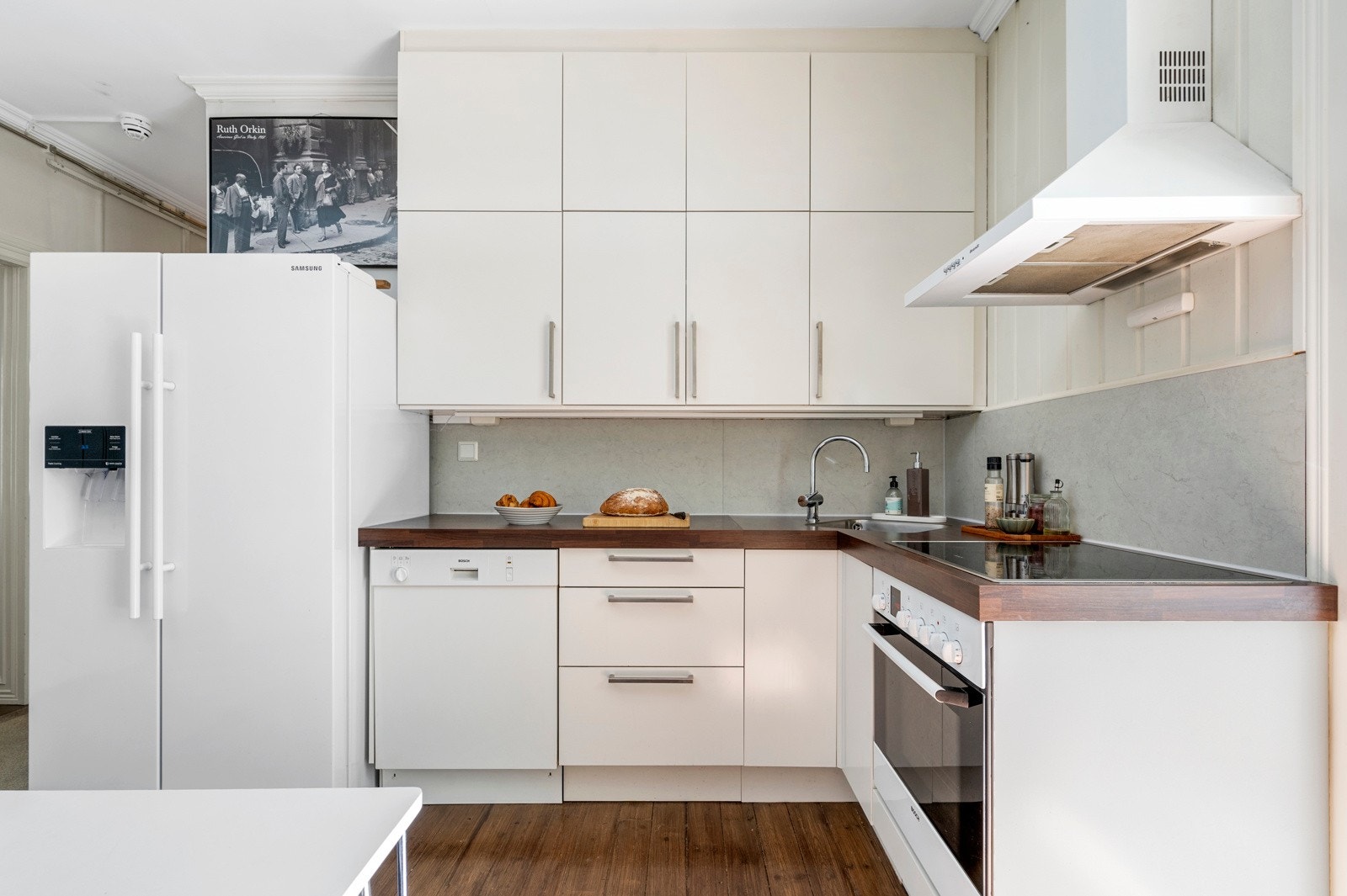 HTH kjøkkeninnredning med slette fronter og laminat benkeplate. Galleribilde
