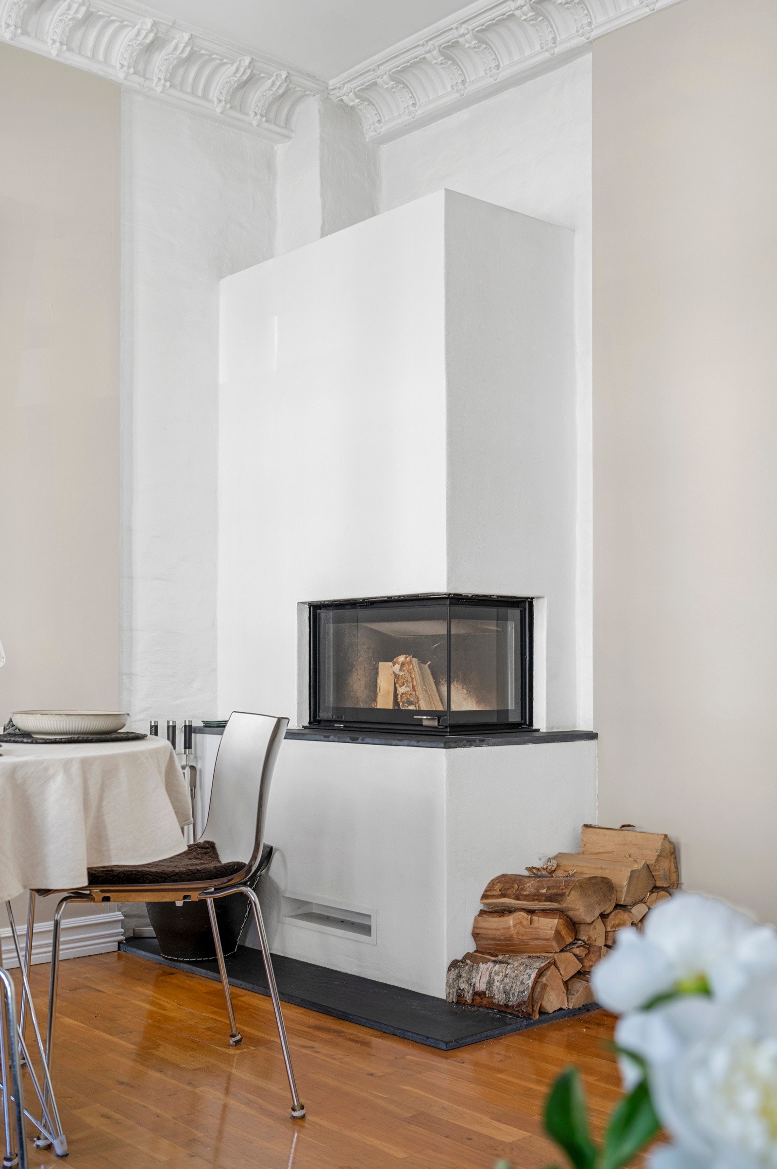 Nydelig peis i stuen som byr på ekstra hygge og varmer godt på kjølige dager. Galleribilde