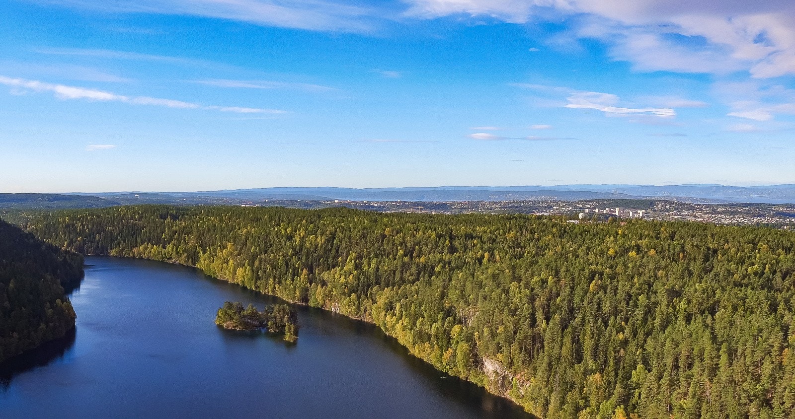 Om sommeren byr Østmarka på kajakkpadling, bading og fisking Galleribilde
