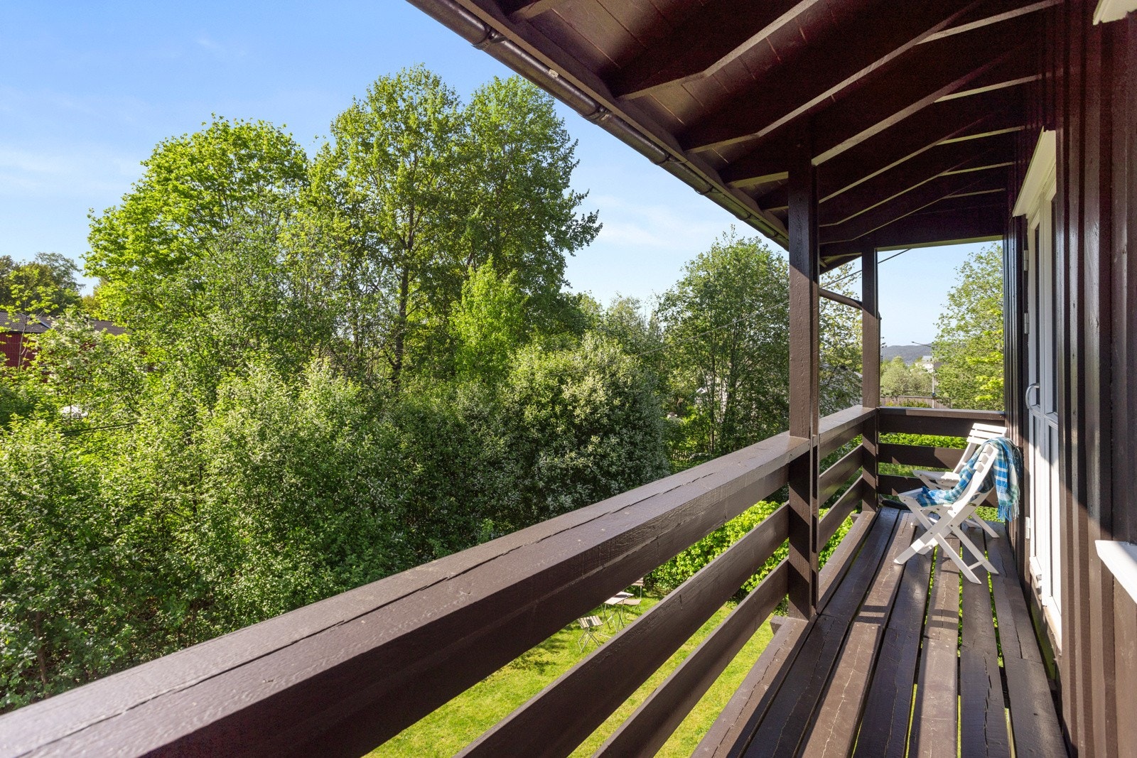 Fra soverom 1 er det utgang til en vestvendt, overbygd balkong på ca. 5,6 kvm Galleribilde