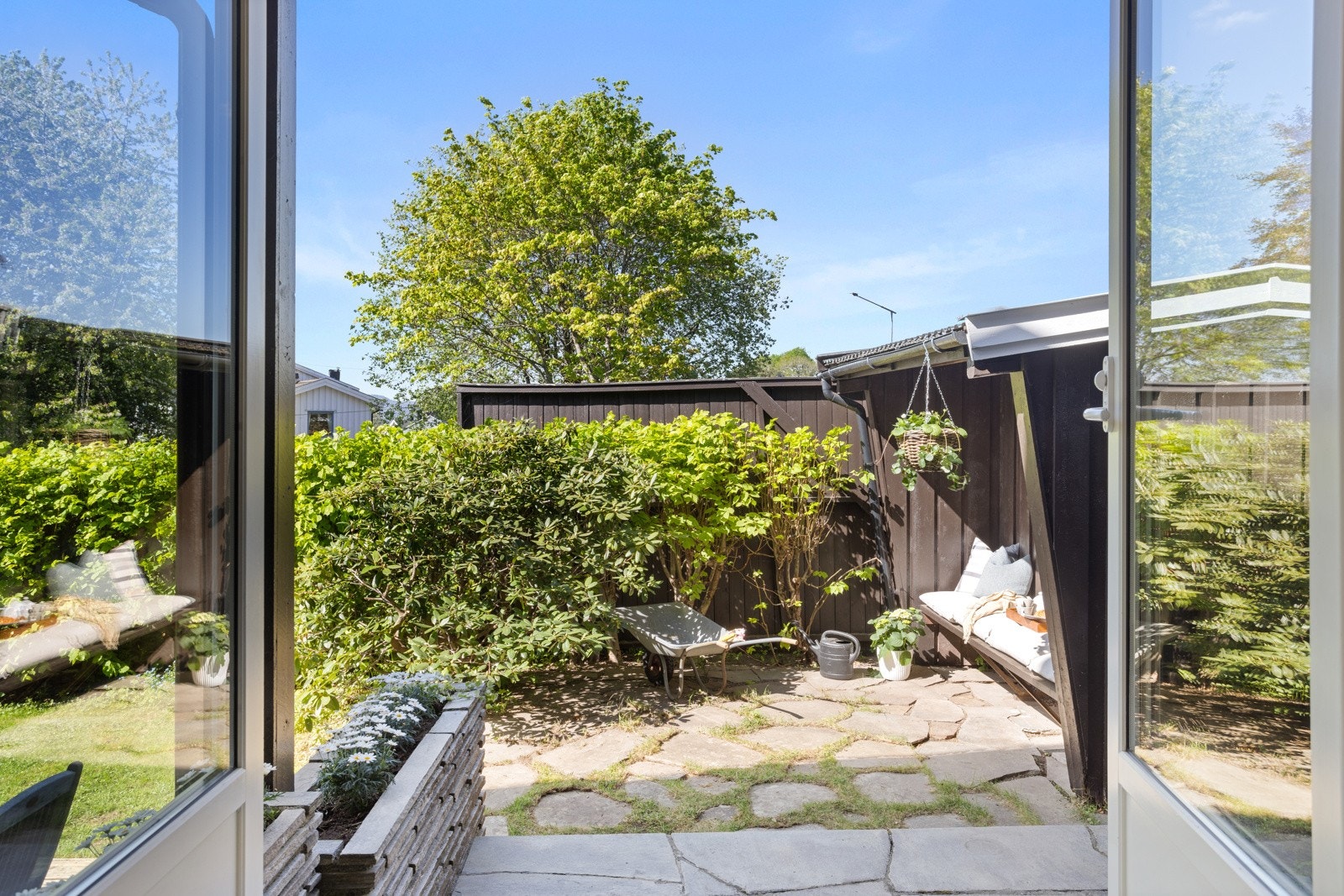 Fra stuen er det utgang til boligens flotte terrasse og hage! Galleribilde