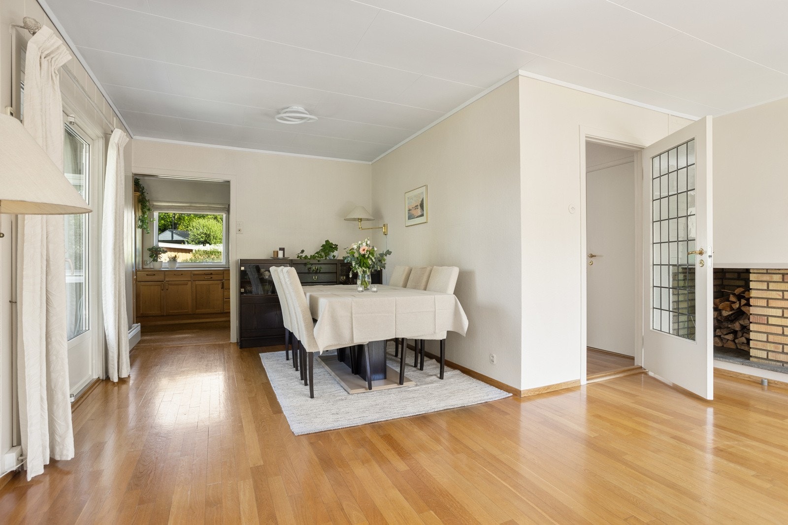 I nærheten av kjøkkenet kan det innredes med en stor spisestue Galleribilde