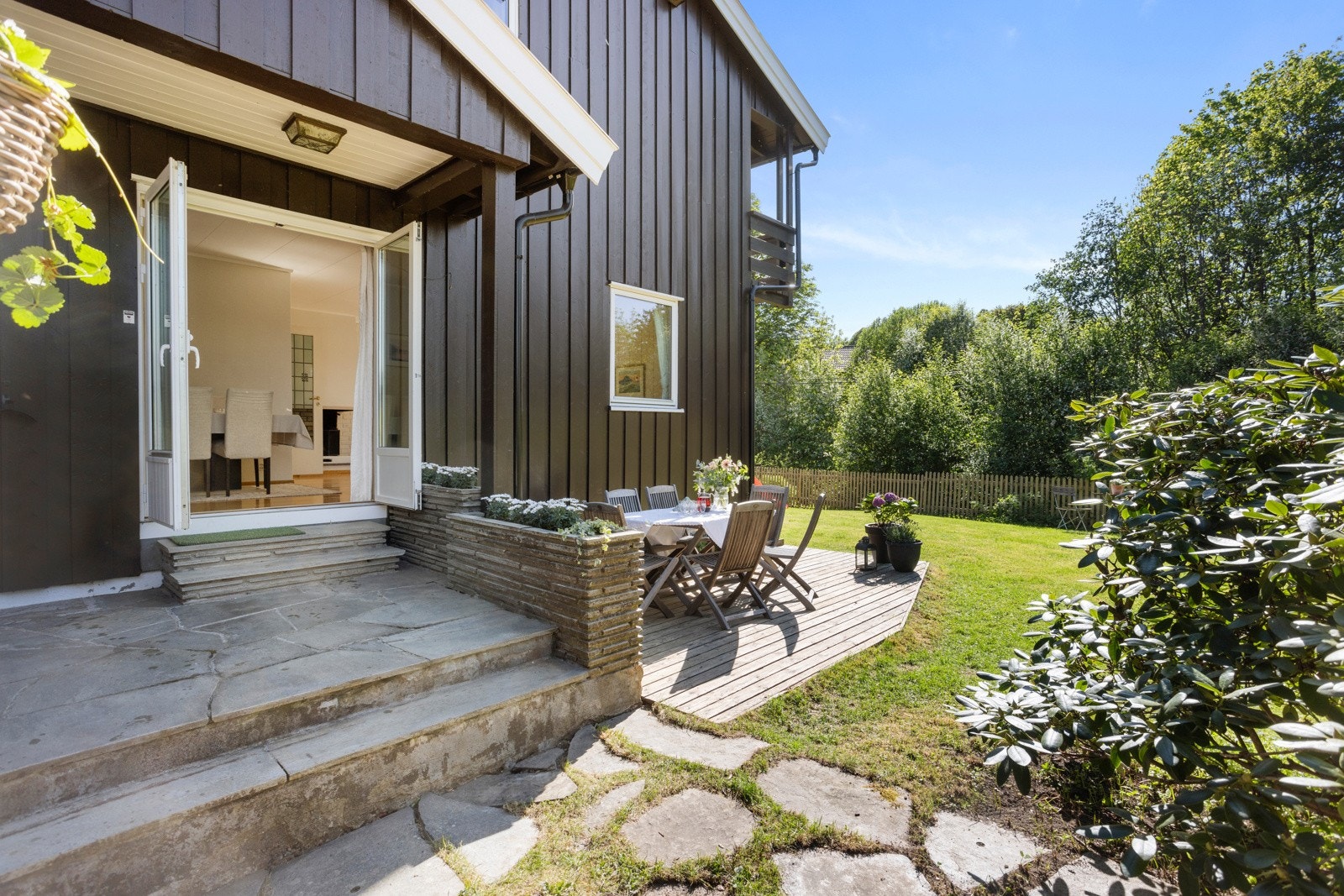 Adkomsten er via en skiferlagt, bred trapp Galleribilde