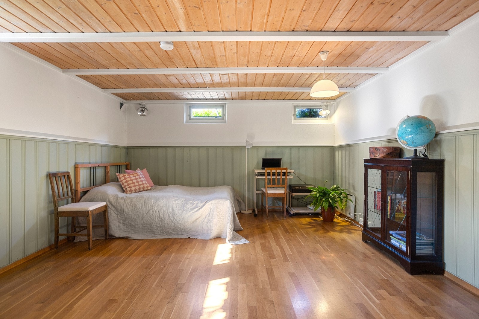 I kjelleren er det en romslig, innredet kjellerstue med god møbleringsfrihet Galleribilde