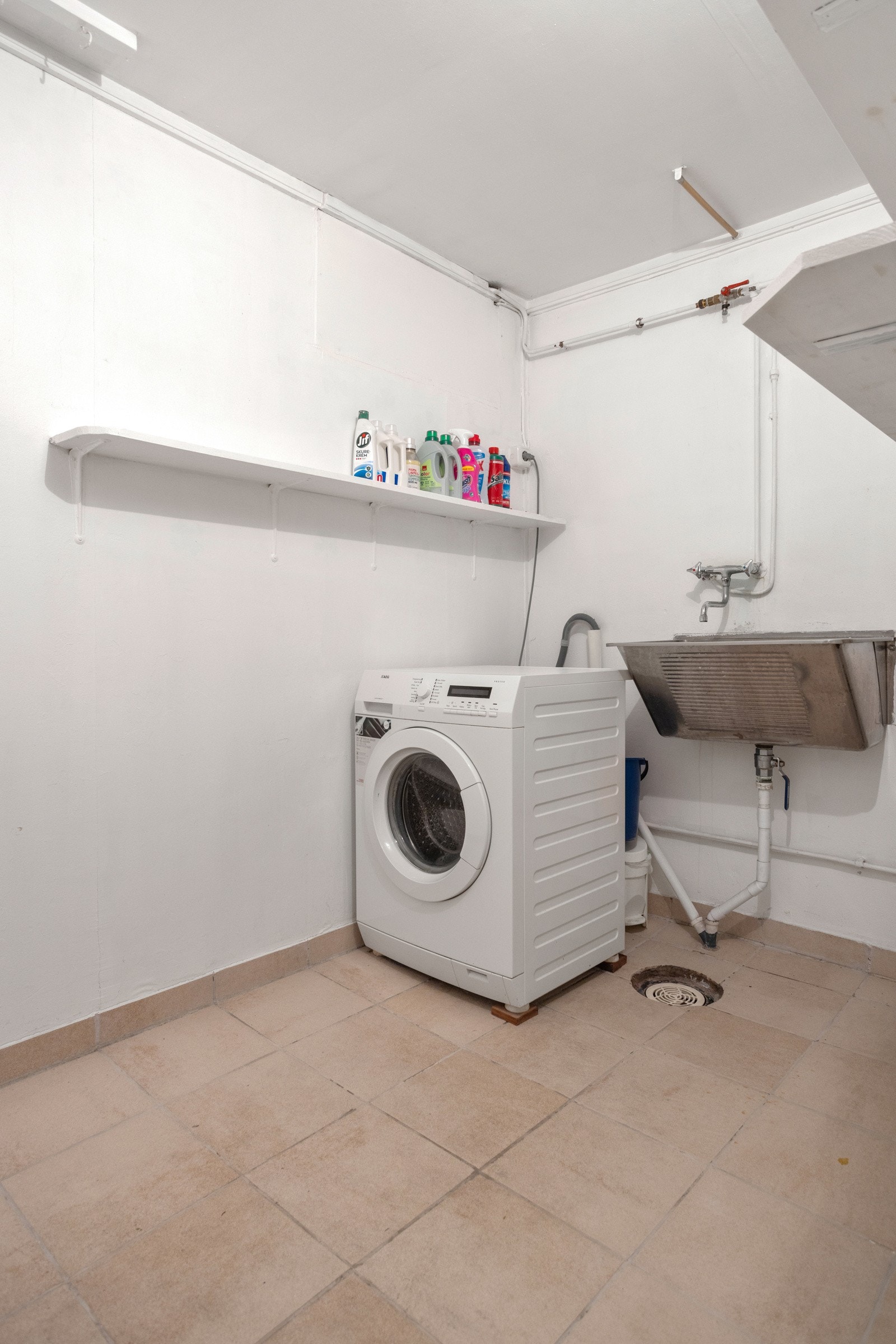 Vegg-i-vegg med badet i kjelleren er det et romslig og praktisk vaskerom Galleribilde