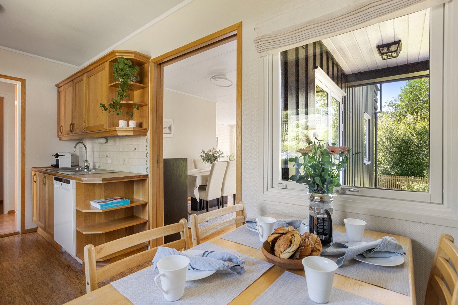 Det er plass til et mindre spisebord på kjøkkenet Galleribilde