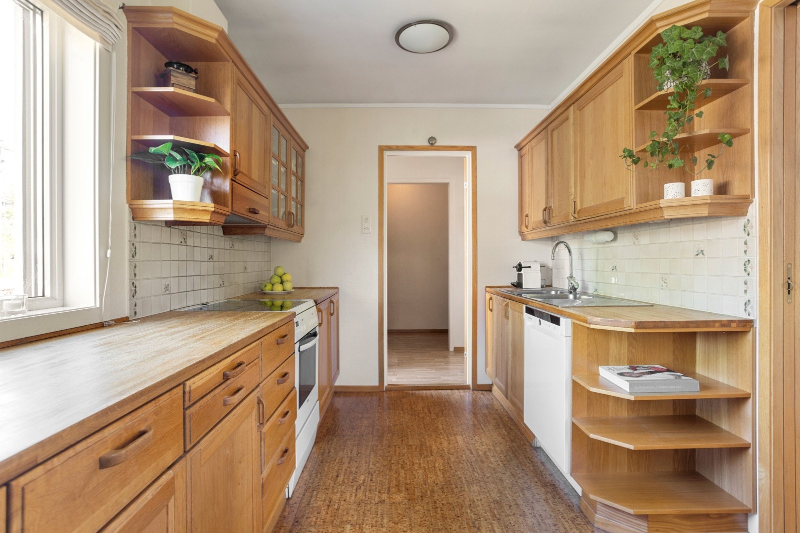 Kjøkkenet har et klassisk og pent design med gode benkeflater og rikelig med oppbevaringsplass Galleribilde