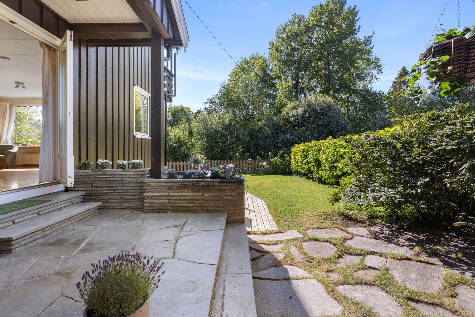 Trappen har plassbygde blomsterkasser Galleribilde