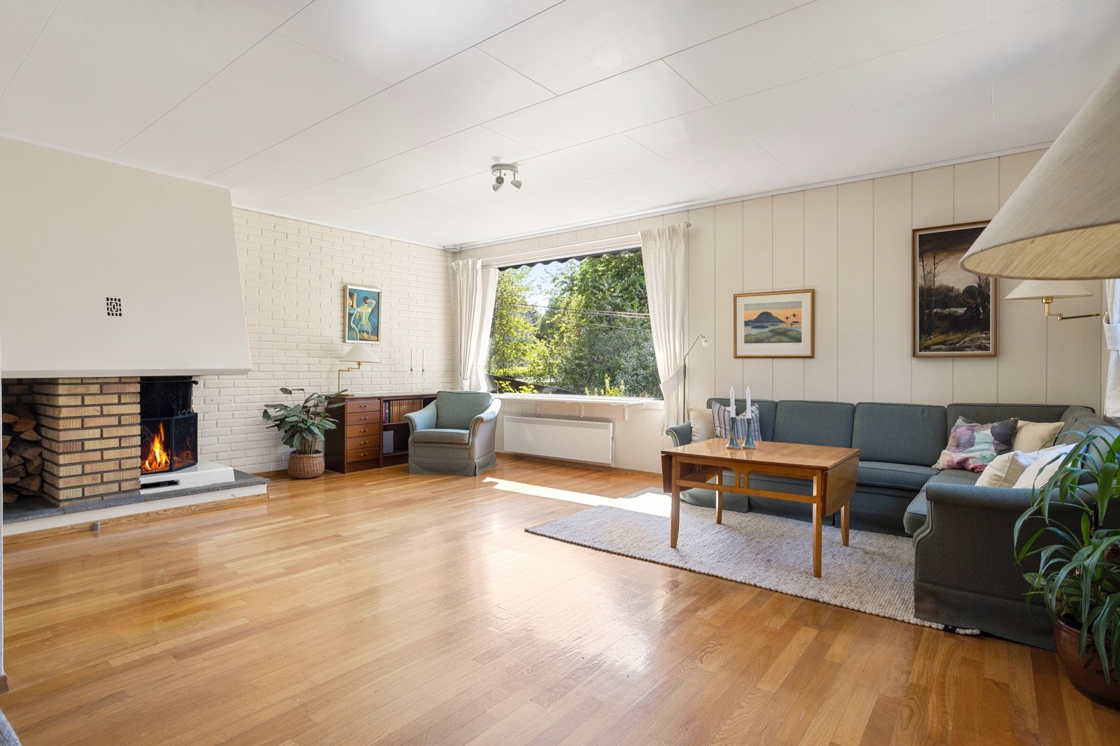 Stuen oppleves som luftig og innbydende, og den vinklede planløsningen byr på fine, definerte soner for møblering Galleribilde