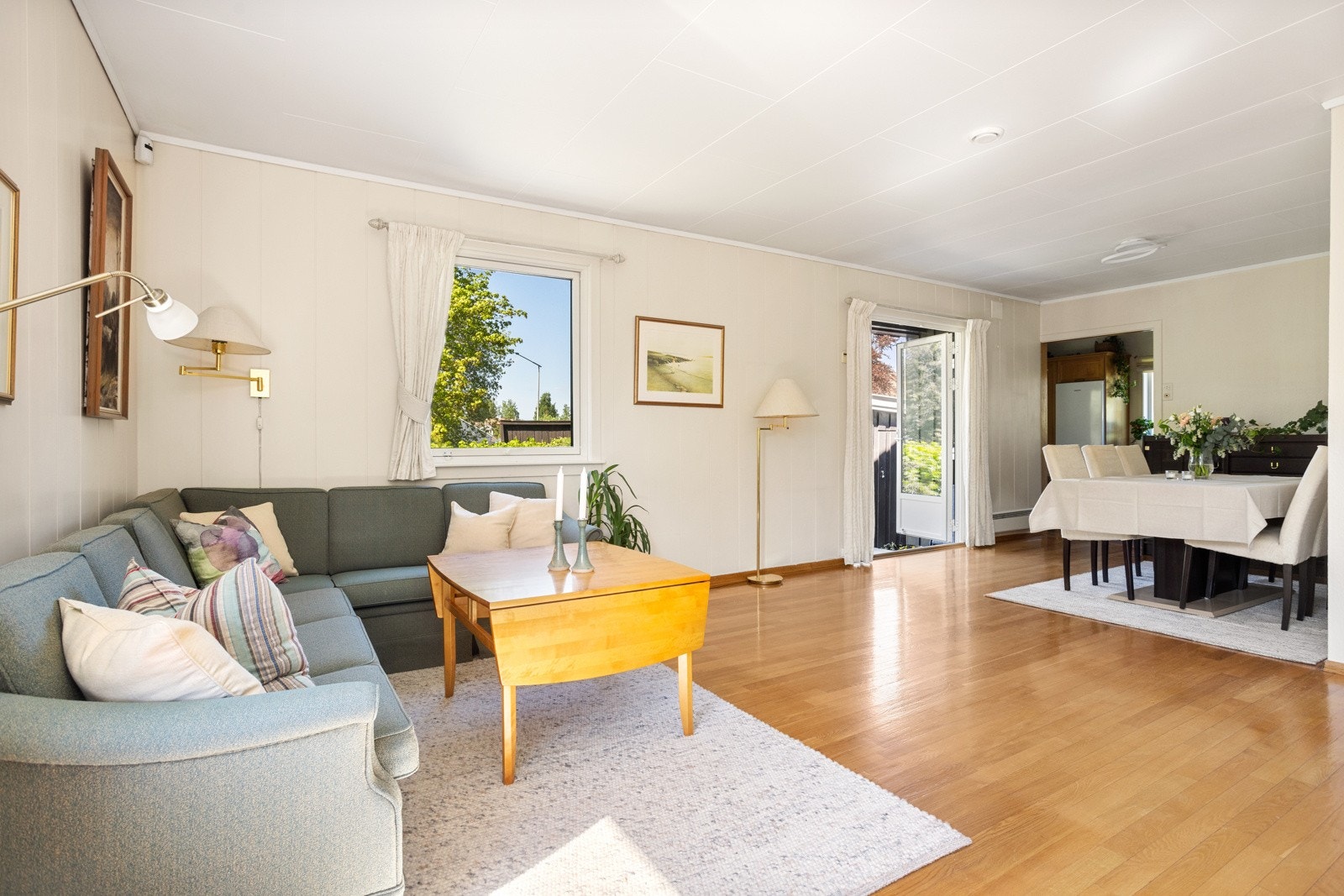 Dagslyset som strømmer inn via store vinduer gjenspeiles fint i de lysmalte overflatene Galleribilde