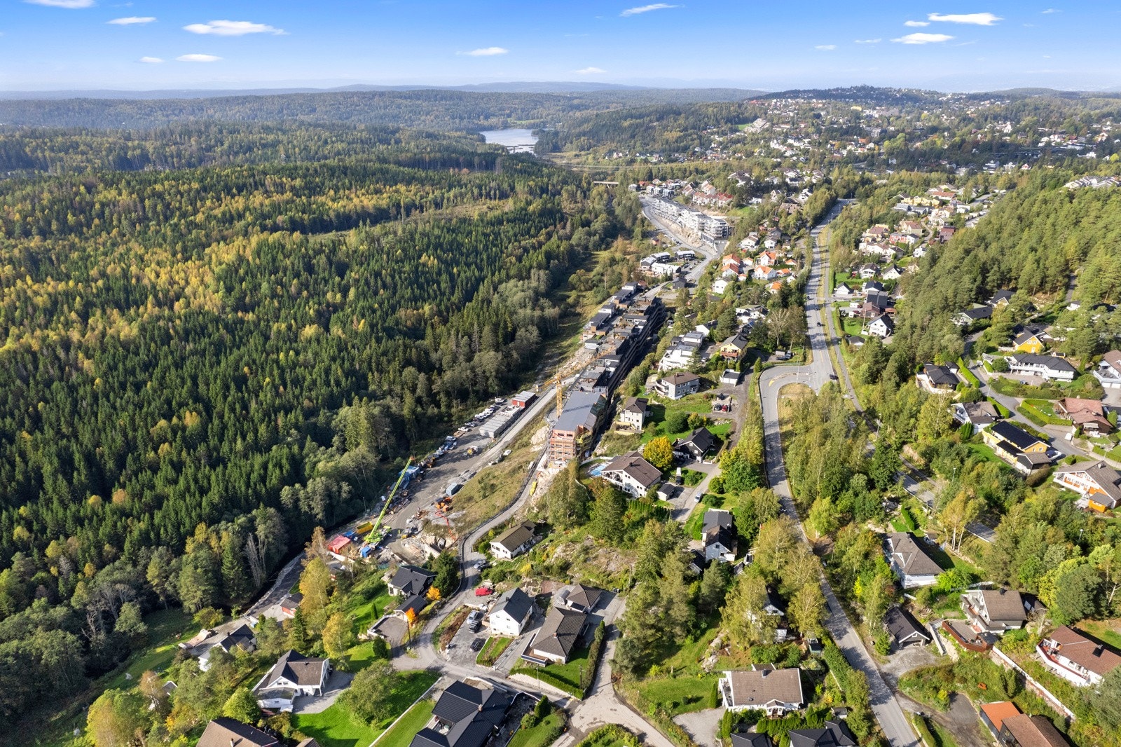 For pendleren tar det bare 5 min på sykkel til Vevelstad stasjon. Med bil er det kort vei til påkjøringen til E6. Galleribilde