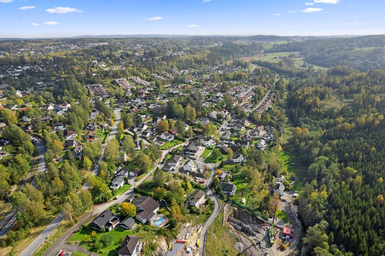 Beliggenheten er ideell for en en aktiv familie og legger til rette for en enkel hverdag. Galleribilde