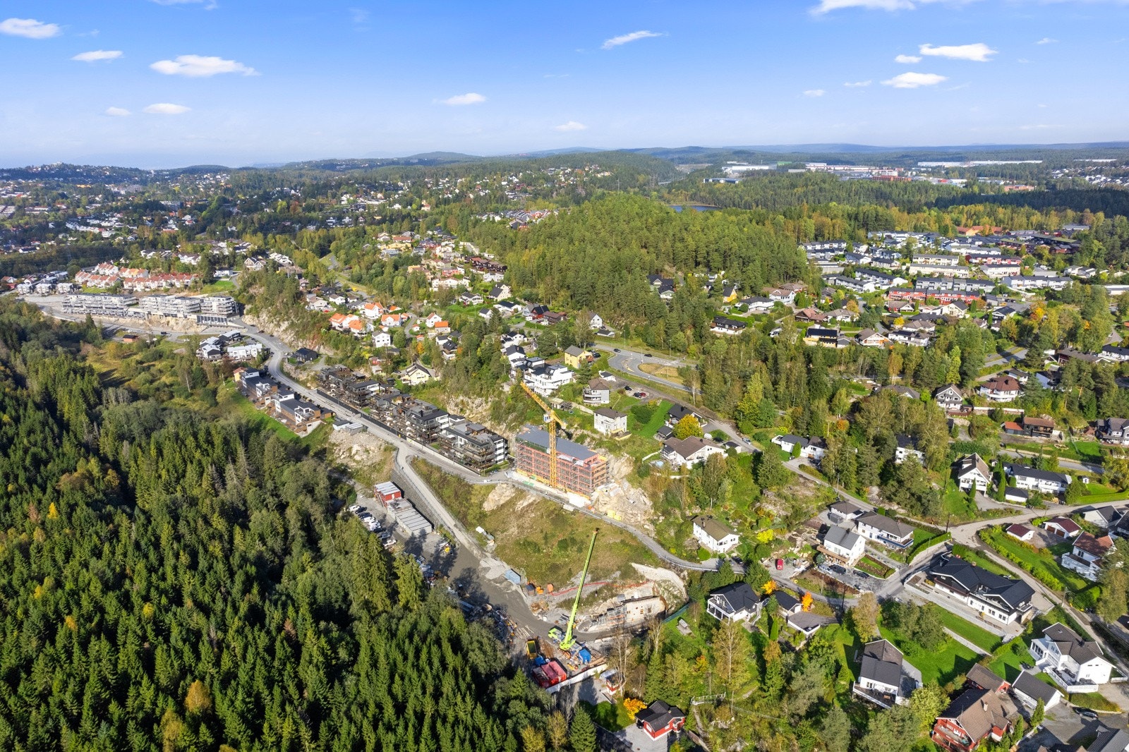 Fra eiendommen er det gangavstand til Langhus barneskole, Haugjordet ungdomsskole og Dalstunet barnehage. Galleribilde