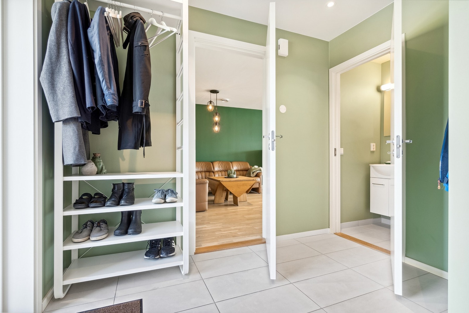 Velkommen inn! Romslig gang med god plass til yttertøy. Galleribilde