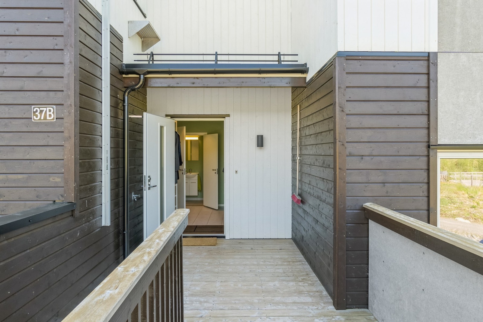 Inngangspartiet er delvis overbygd. Galleribilde