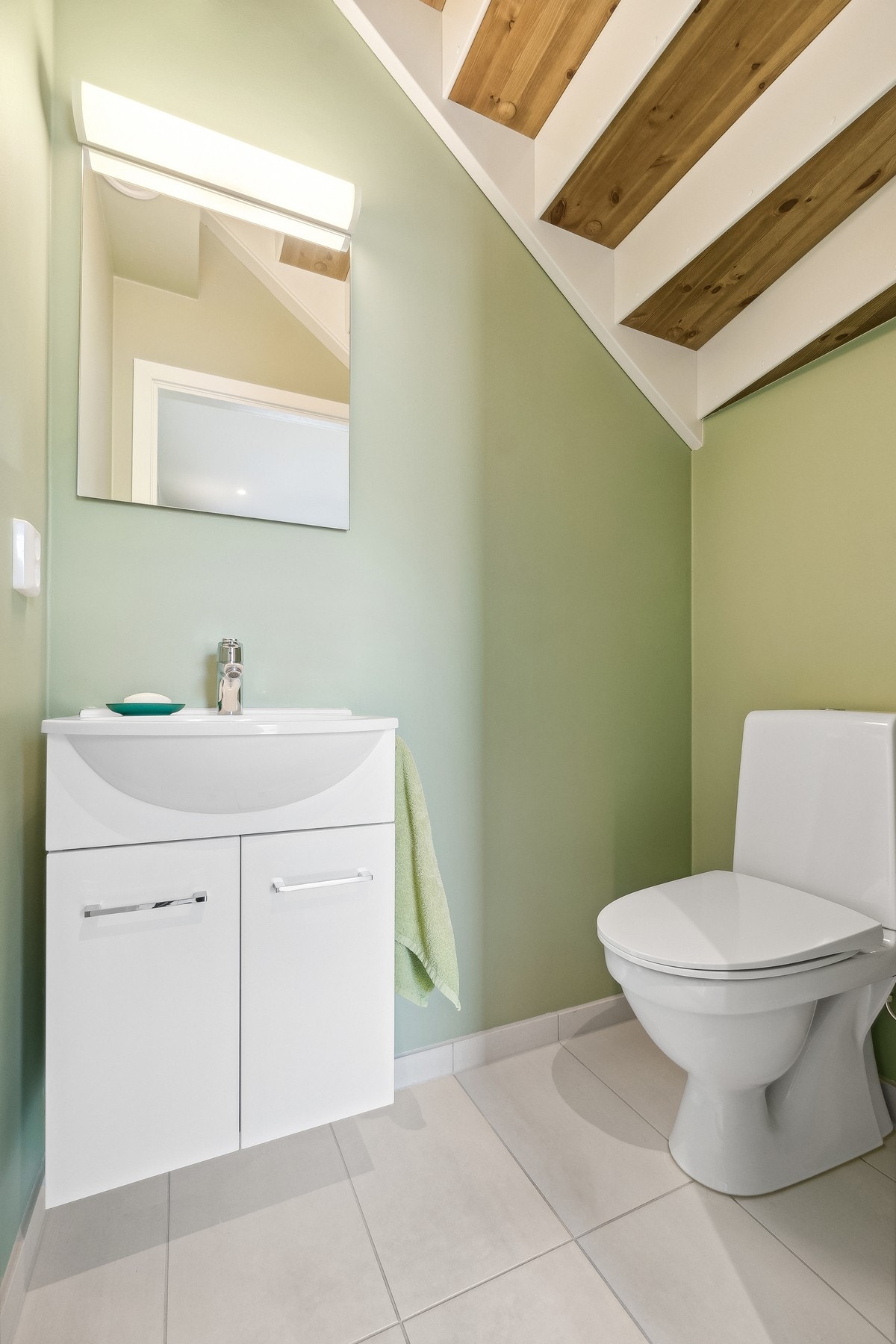 WC-rom ligger i 2.etasje, sammen med stue, kjøkken, entre og soverom. Galleribilde