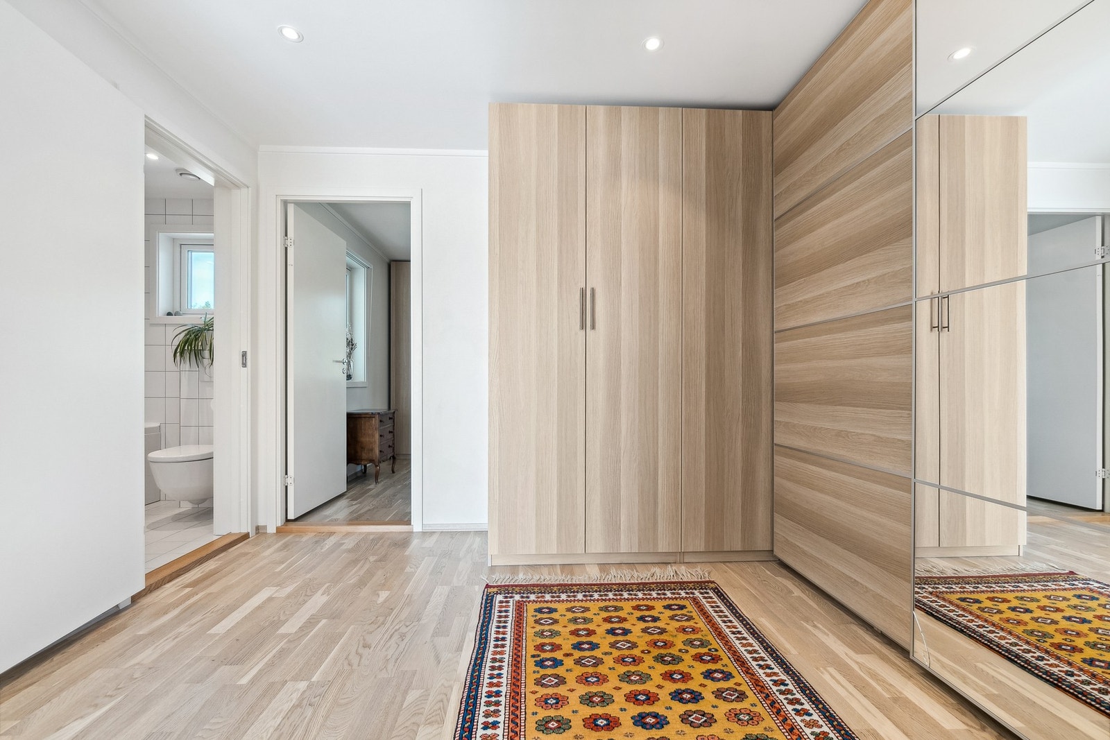 Garderobe følger med. Den er løs og kan tas bort om man ønsker å endre bruken av rommet. Galleribilde
