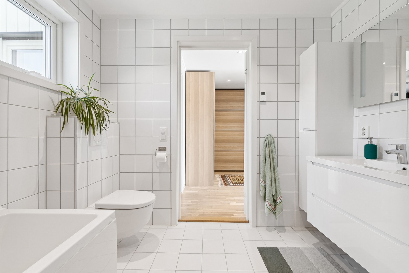 Badet ligger i 2.etasje, i tilknytning til 3 soverom. Galleribilde
