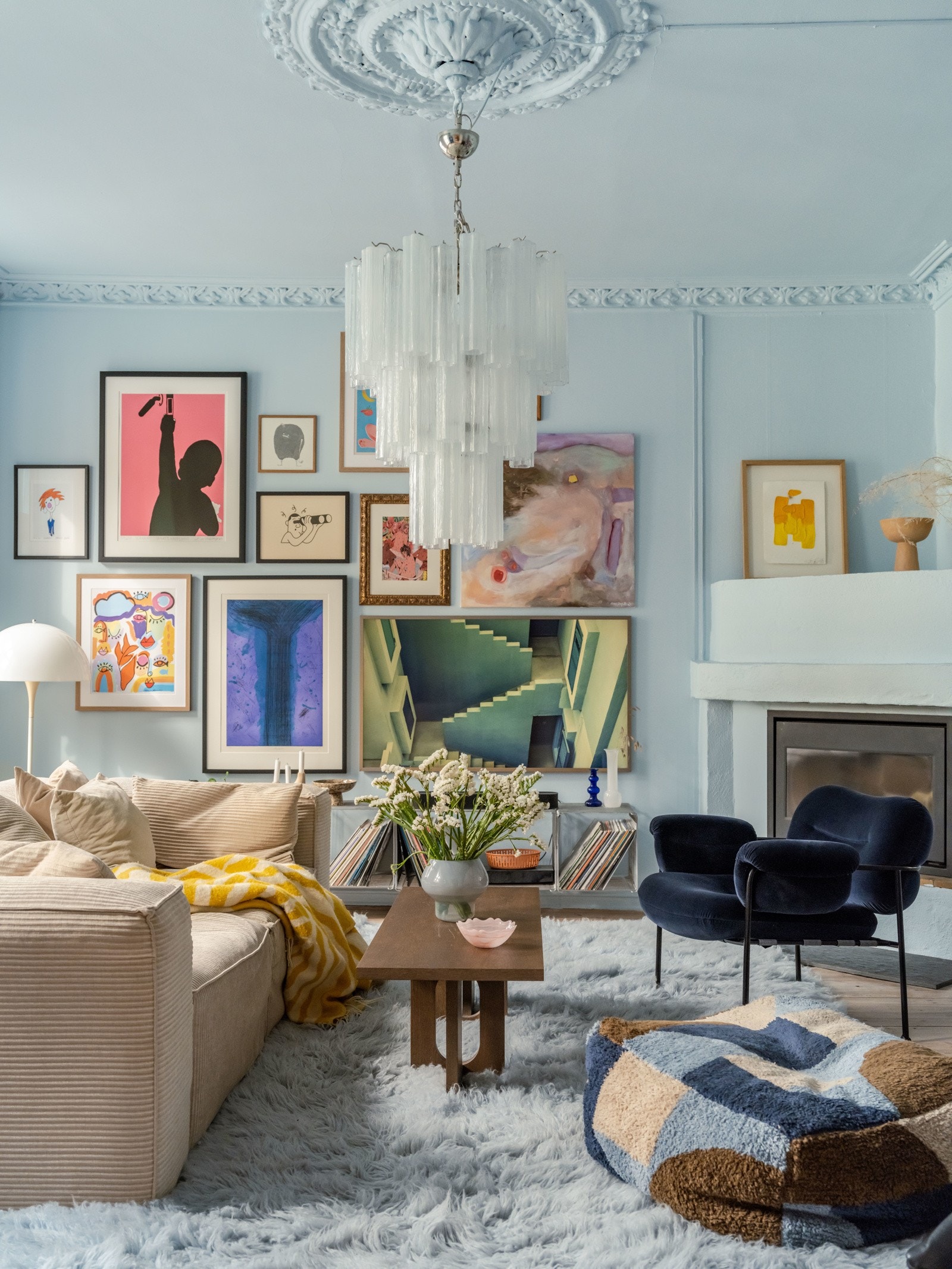 Vi fortsetter i den romslige dagligsstuen, som er et av flere trivelige oppholdsrom. Galleribilde