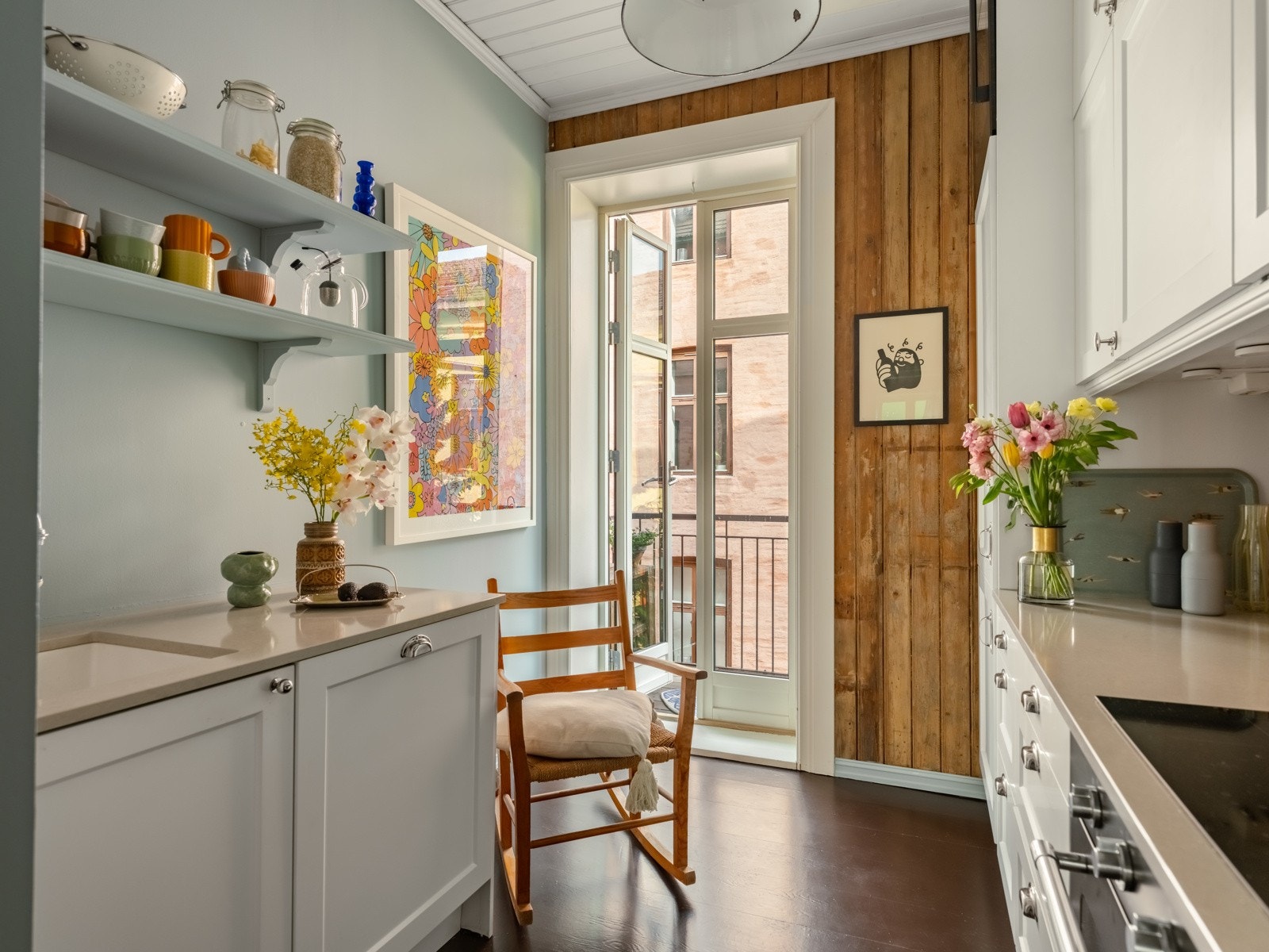 Det er rikelig med skap- og benkeplass her inne, i tillegg til en koselig sitteplass ved balkongen. Galleribilde