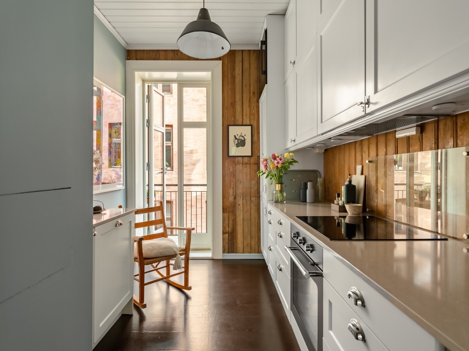 Som også er neste stopp. Leiligheten har et svært innbydende, separat kjøkken. Galleribilde