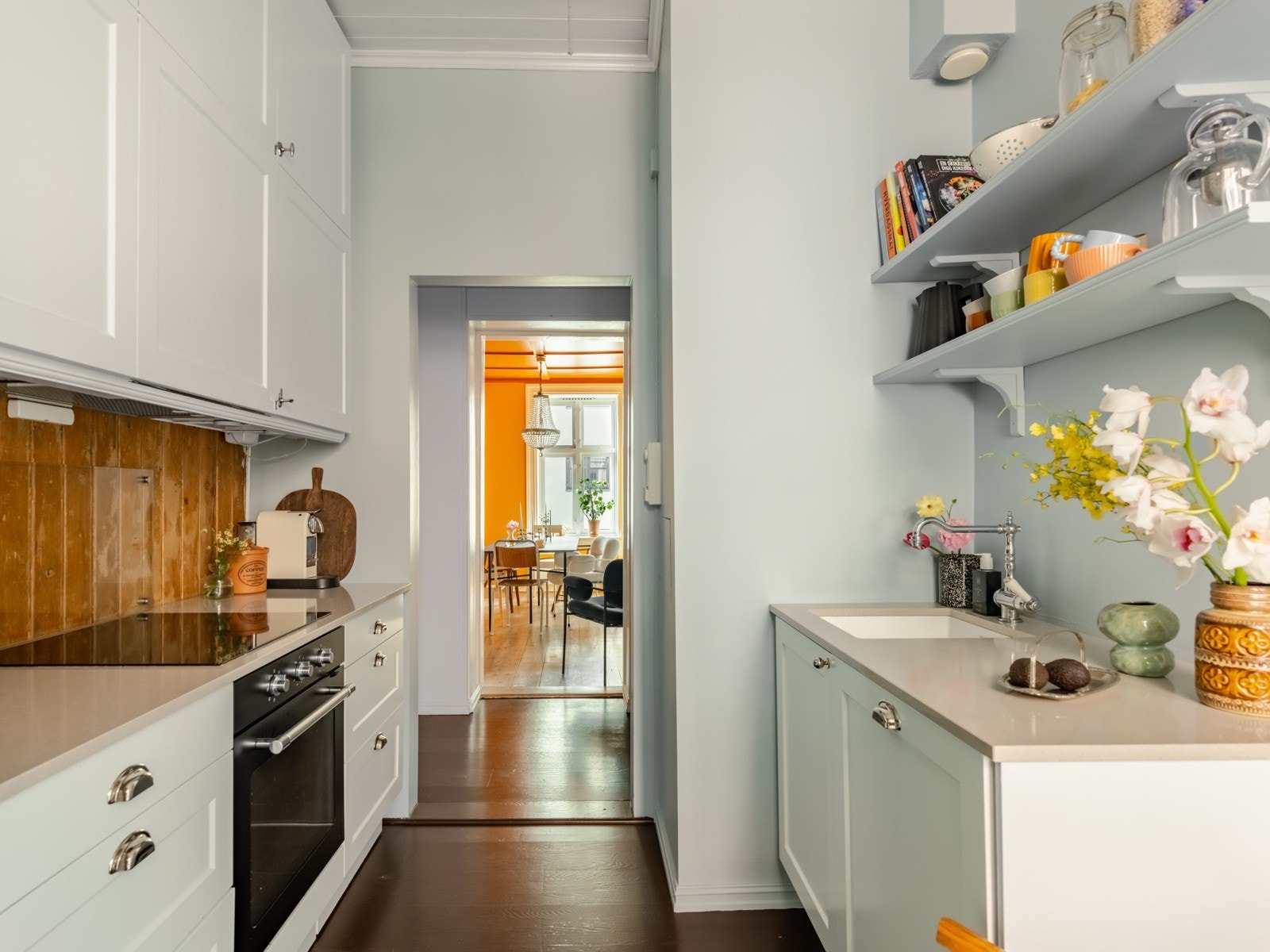 På kjøkkenet er det integrerte hvitevarer, som følger med på kjøpet: Stekeovn, koketopp, oppvaskmaskin og vinskap. Ja, du leste riktig, det er vinskap her også. Galleribilde