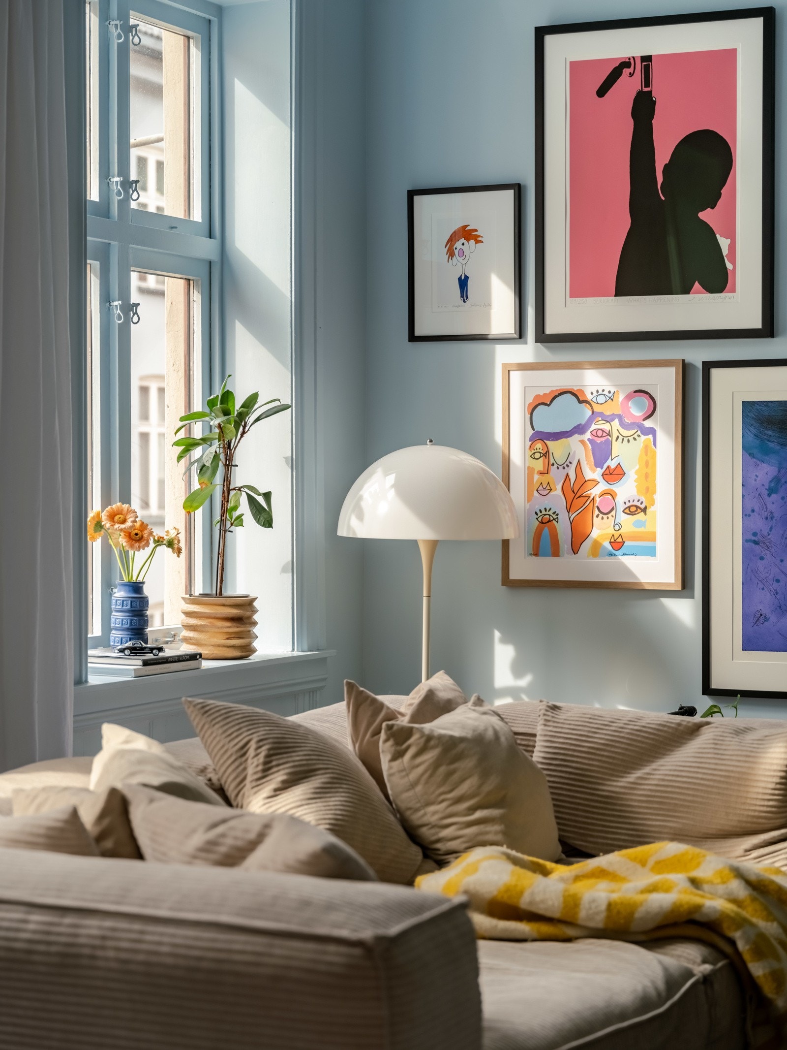 Rommet har to store vindusposter, som slipper inn rikelig med dagslys inn i det store rommet. Galleribilde