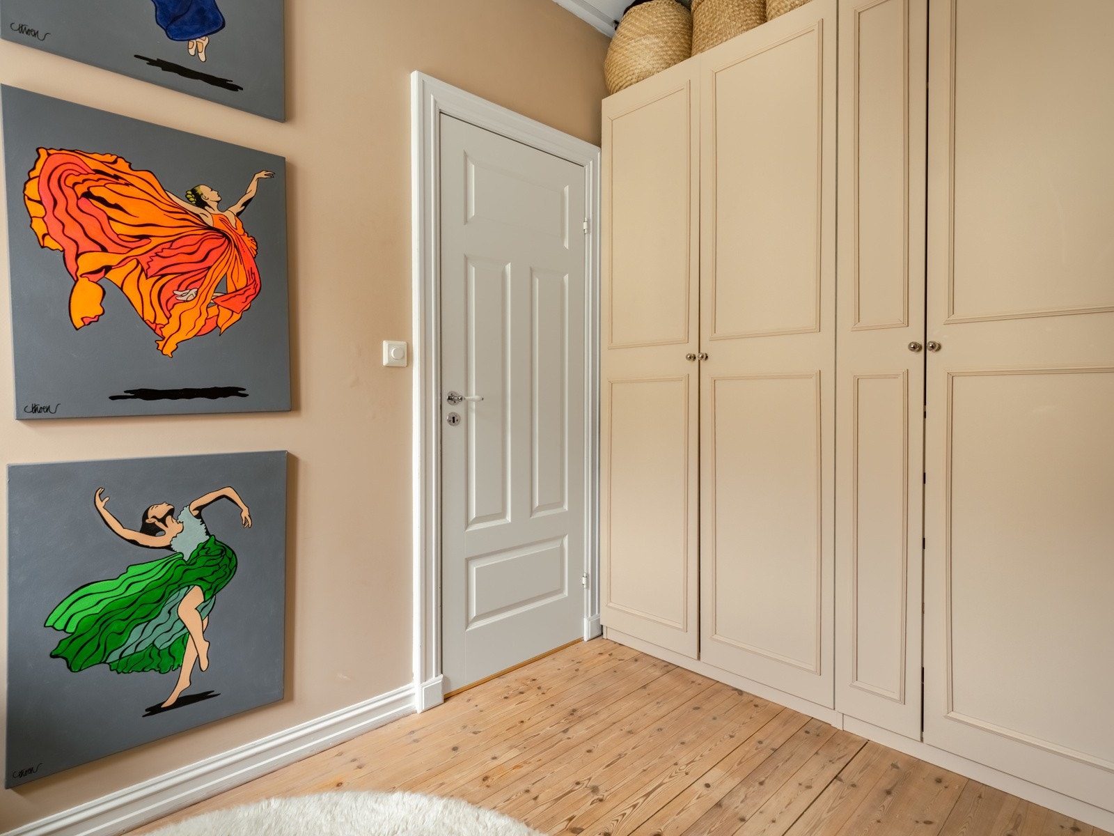 Plass til større garderobeløsning her inne også, som følger med i salget. Galleribilde