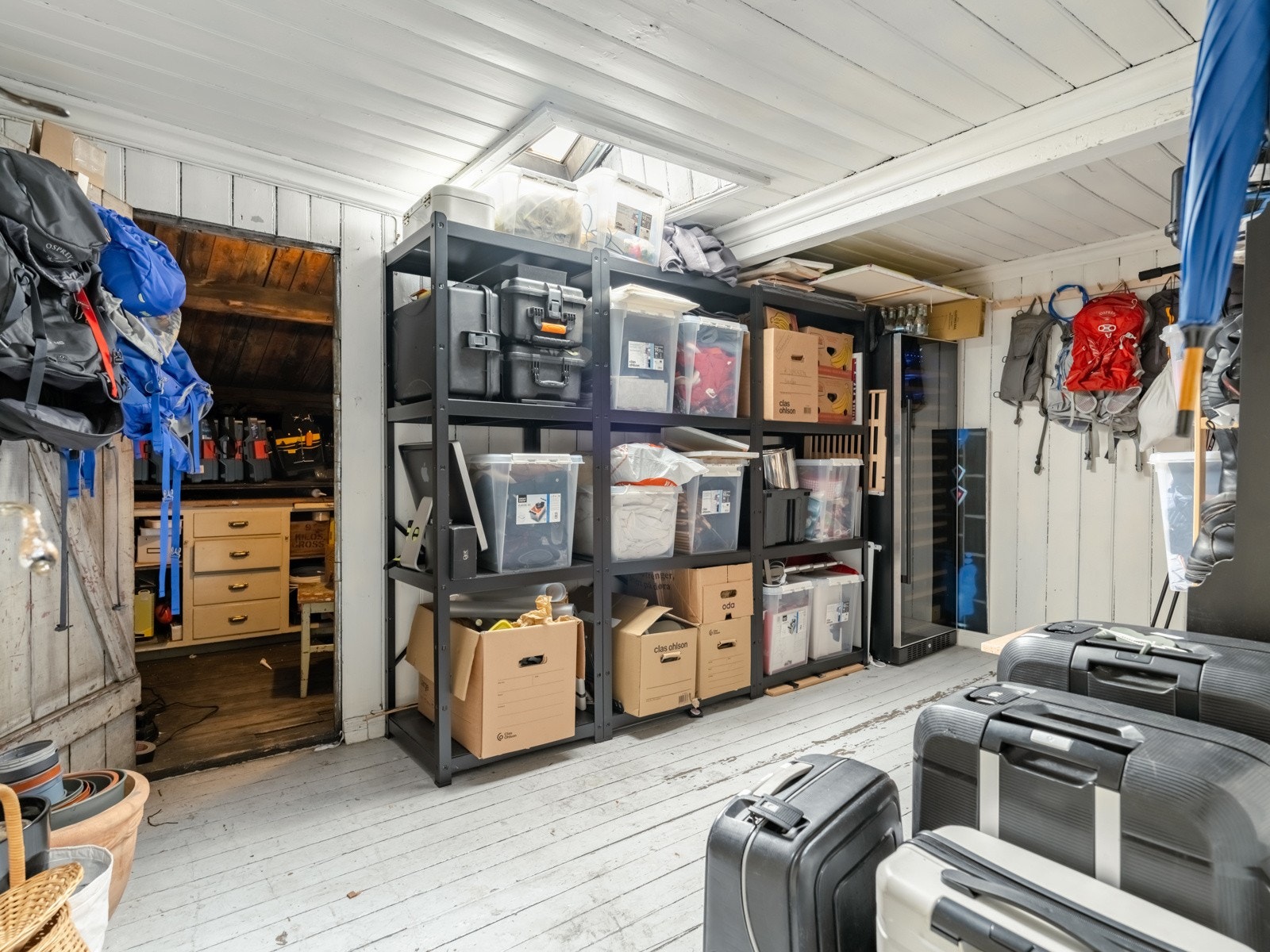 Det er virkelig ikke ofte vi legger ved bilder av boder, men når loftsboden er på hele 21 kvm. gjør vi et unntak. Galleribilde