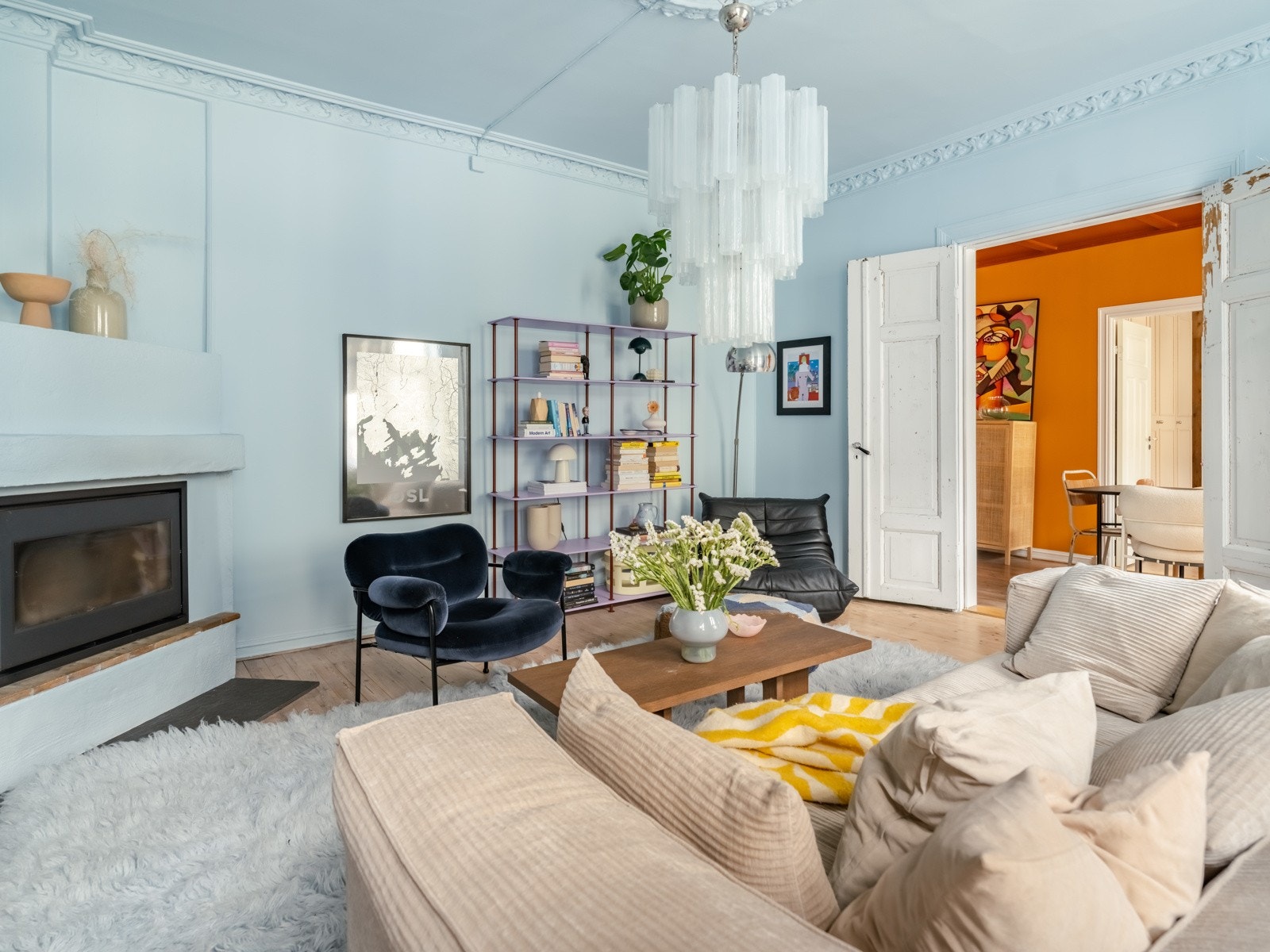 Ellers er det sjarmerende og klassiske tregulv og herlig himlingshøyde (målt til 2.90 m.) her inne. Galleribilde