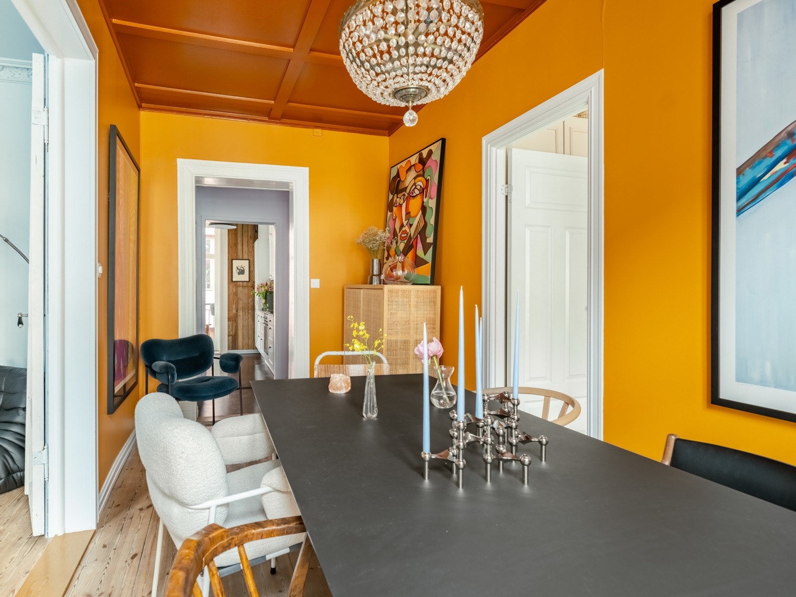 Det er lett å delta i sosiale lag i spisestuen og fortsatt følge med på grytene på kjøkkenet. Galleribilde