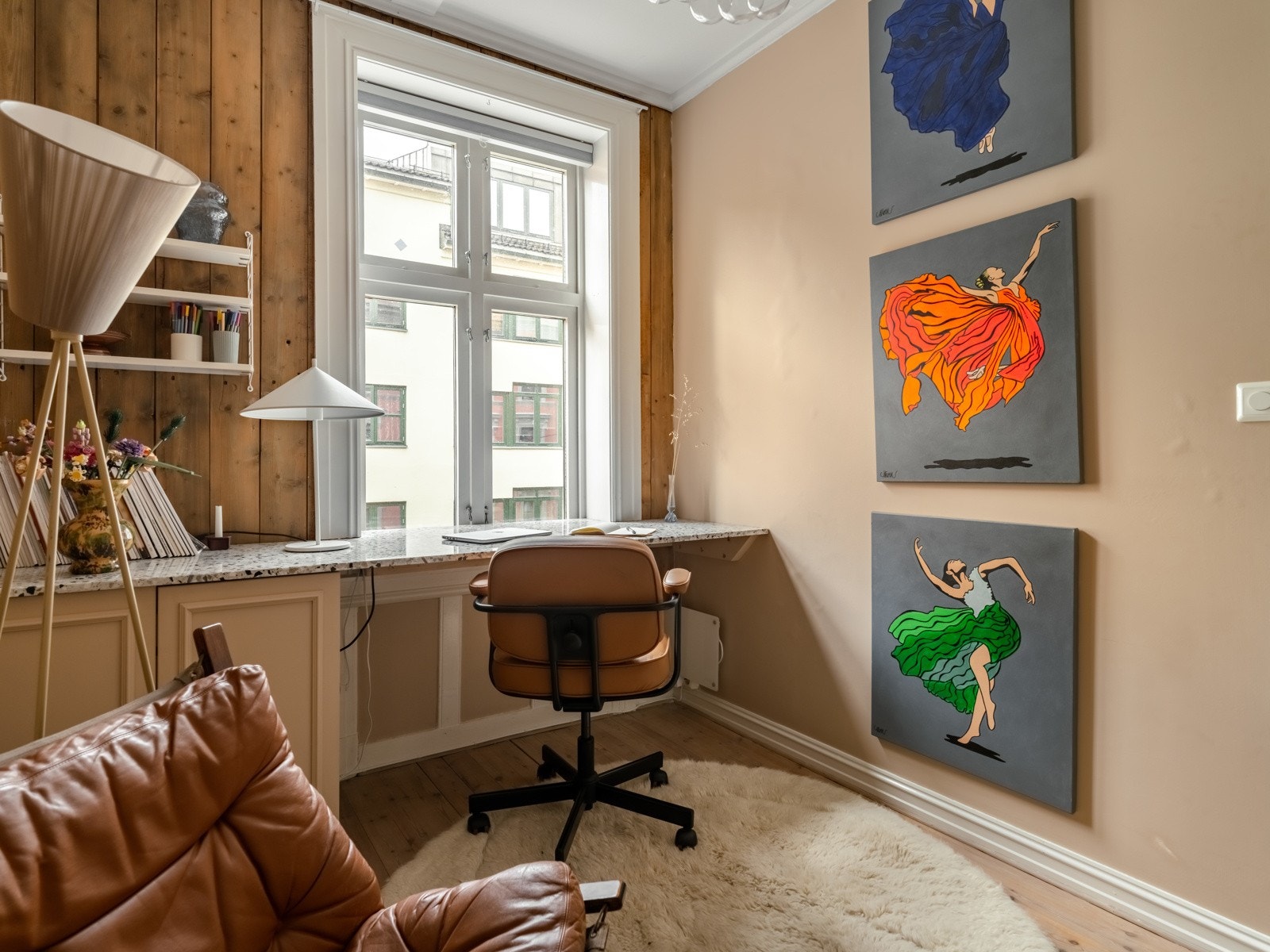 I dag brukes rommet som hjemmekontor og cocktail-rom, men gjør nytten som både gjesterom og barnerom. Galleribilde